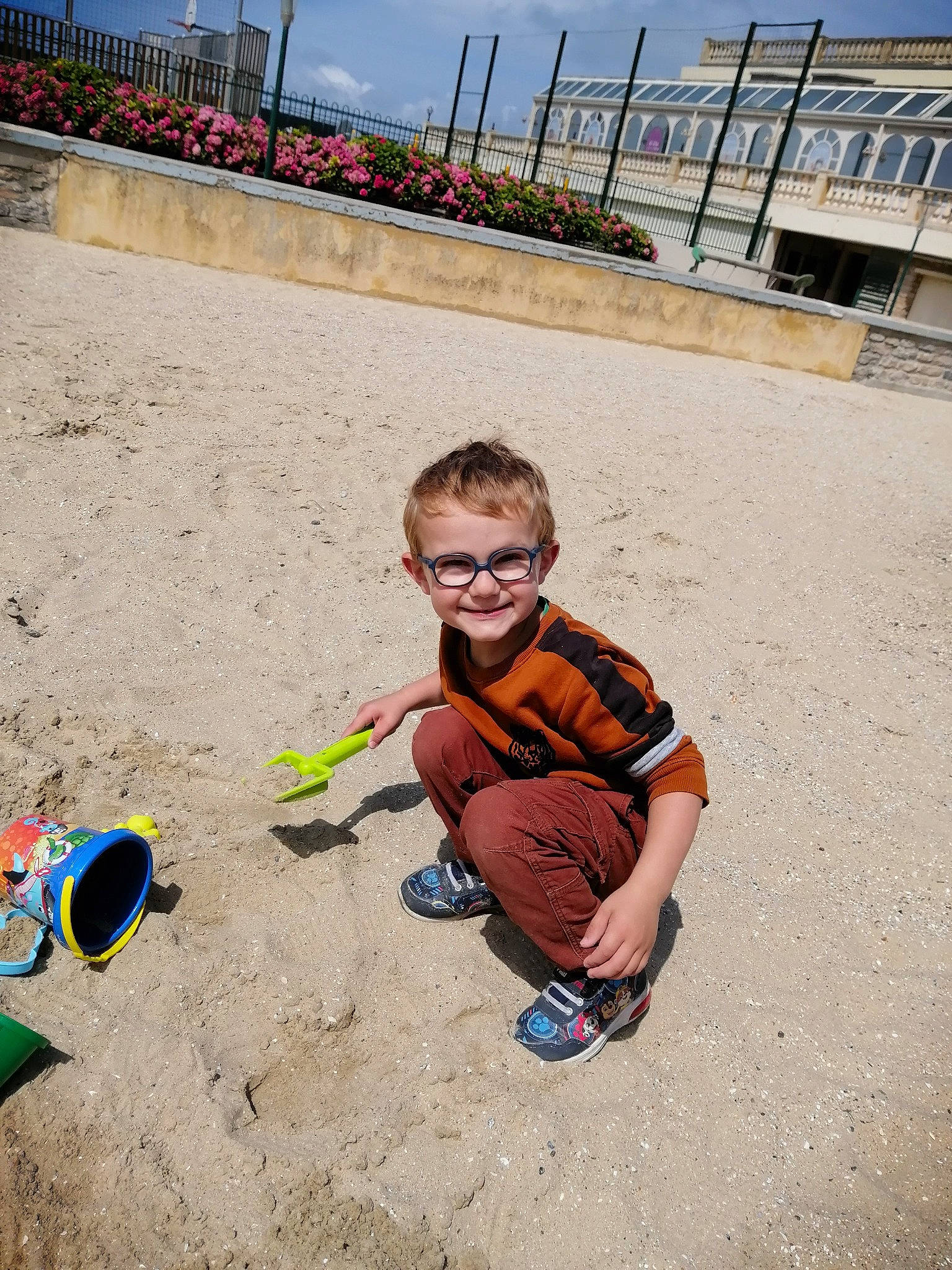 Alexis a rejoint le concours — aidez-le/la à gagner de superbes lots ! asphalt, body_of_water, child, eyewear, fun, grass, happy, joy, landscape, leisure, line, people_in_nature, person, plant, recreation, sand, shoe, sky, smile, summer