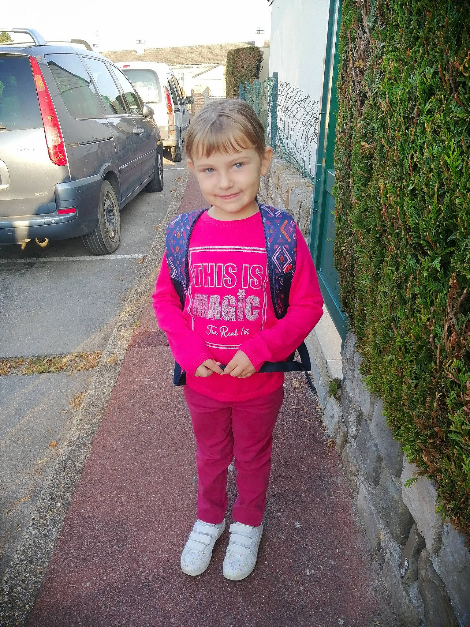 Alicia a rejoint le concours — aidez-le/la à gagner de superbes lots ! active_pants, asphalt, automotive_tire, car, grass, jacket, joy, leisure, magenta, person, plant, sleeve, sportswear, street_fashion, sweatpant, t_shirt, thigh, tire, toddler, vehicle