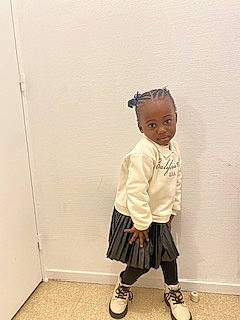 Aelya a rejoint le concours — aidez-le/la à gagner de superbes lots ! baby_toddler_clothing, child, elbow, fashion_design, floor, flooring, fun, happy, human_leg, joint, knee, pattern, person, room, shorts, sleeve, sock, t_shirt, toddler, wood