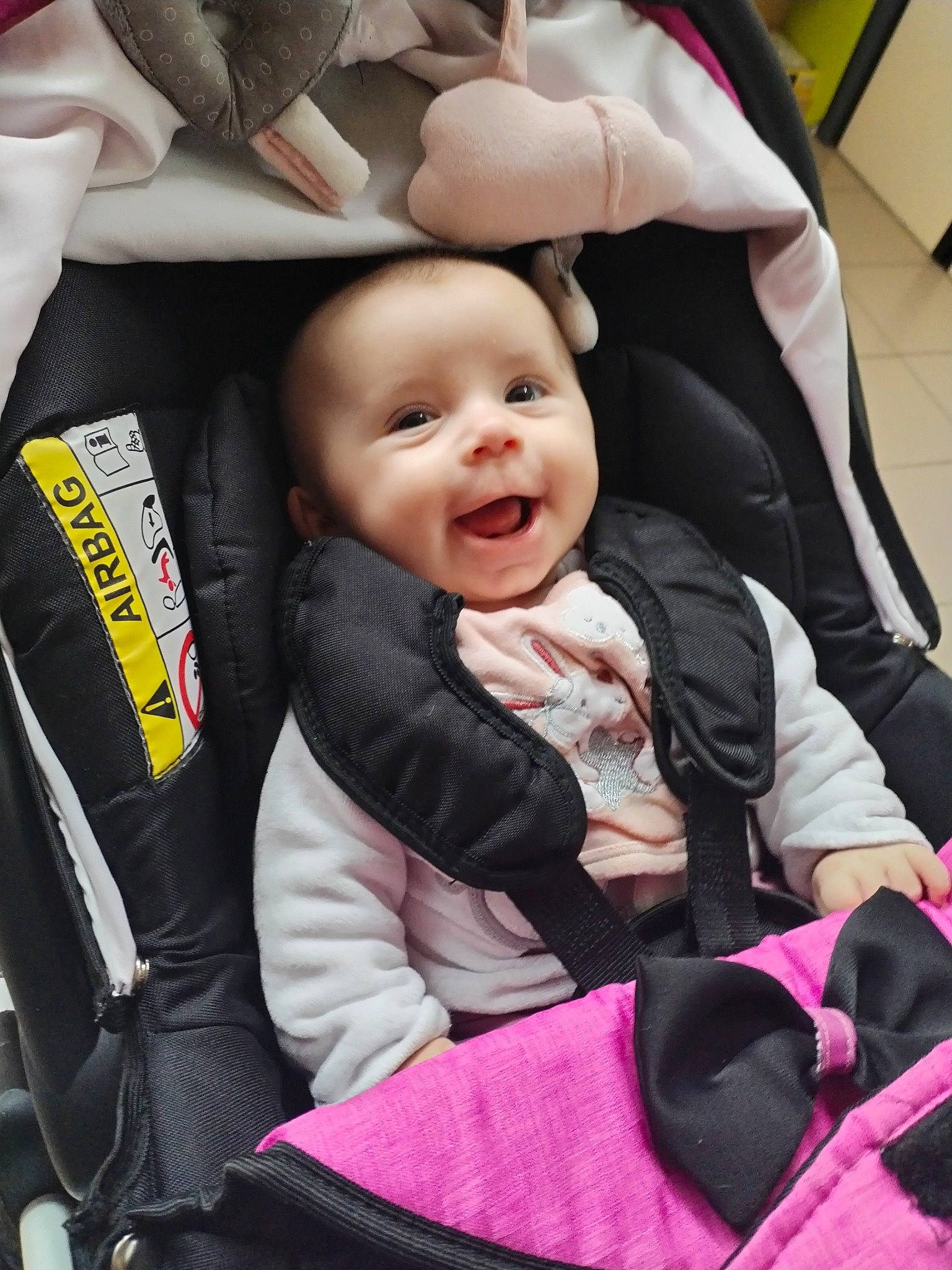 Thalya a rejoint le concours — aidez-le/la à gagner de superbes lots ! auto_part, baby, baby_carriage, baby_in_car_seat, baby_products, baby_safety, baby_toddler_clothing, car_seat, carmine, cheek, child, comfort, event, happy, magenta, outerwear, person, pink, sitting, smile