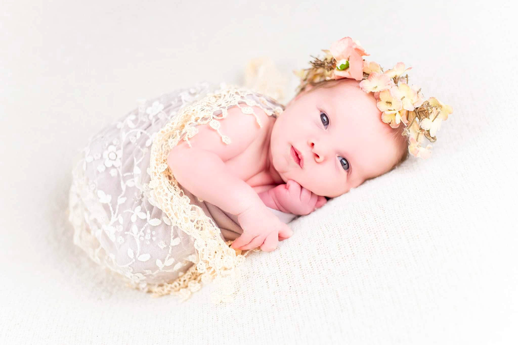 Eïlee a rejoint le concours — aidez-le/la à gagner de superbes lots ! baby, baby_toddler_clothing, cheek, doll, dress, embellishment, eye, eyelash, fashion_accessory, fawn, finger, hair_accessory, headband, headpiece, jewellery, linens, person, petal, skin, toy