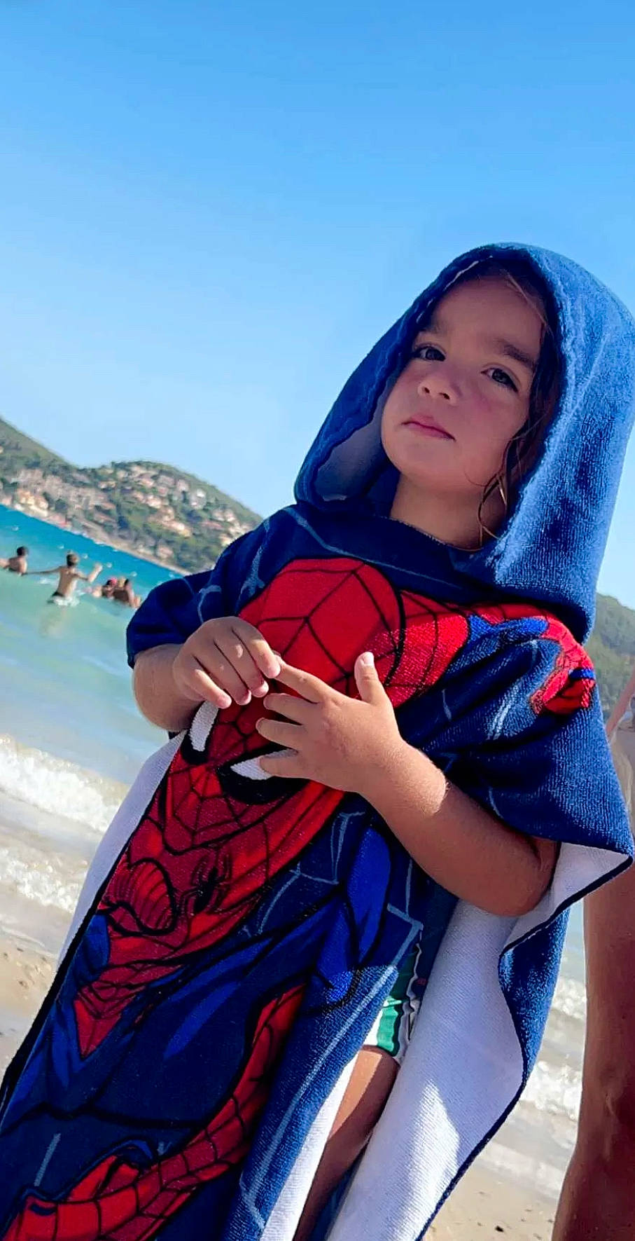 Sandro a rejoint le concours — aidez-le/la à gagner de superbes lots ! adventure, azure, beach, child, electric_blue, fashion_accessory, fun, happy, human_leg, landscape, leisure, mountain, ocean, person, personal_protective_equipment, recreation, rock, sand, sitting, sky