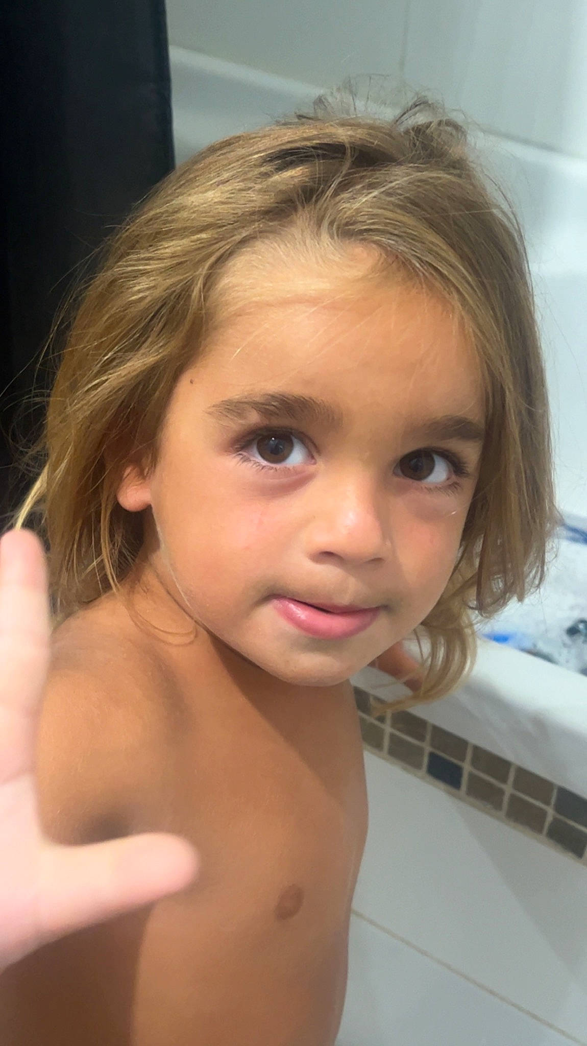 Sandro a rejoint le concours — aidez-le/la à gagner de superbes lots ! arm, cheek, chin, eyebrow, eyelash, flash_photography, forehead, hair, happy, human_body, iris, jaw, lip, mouth, muscle, neck, nose, person, shoulder, skin