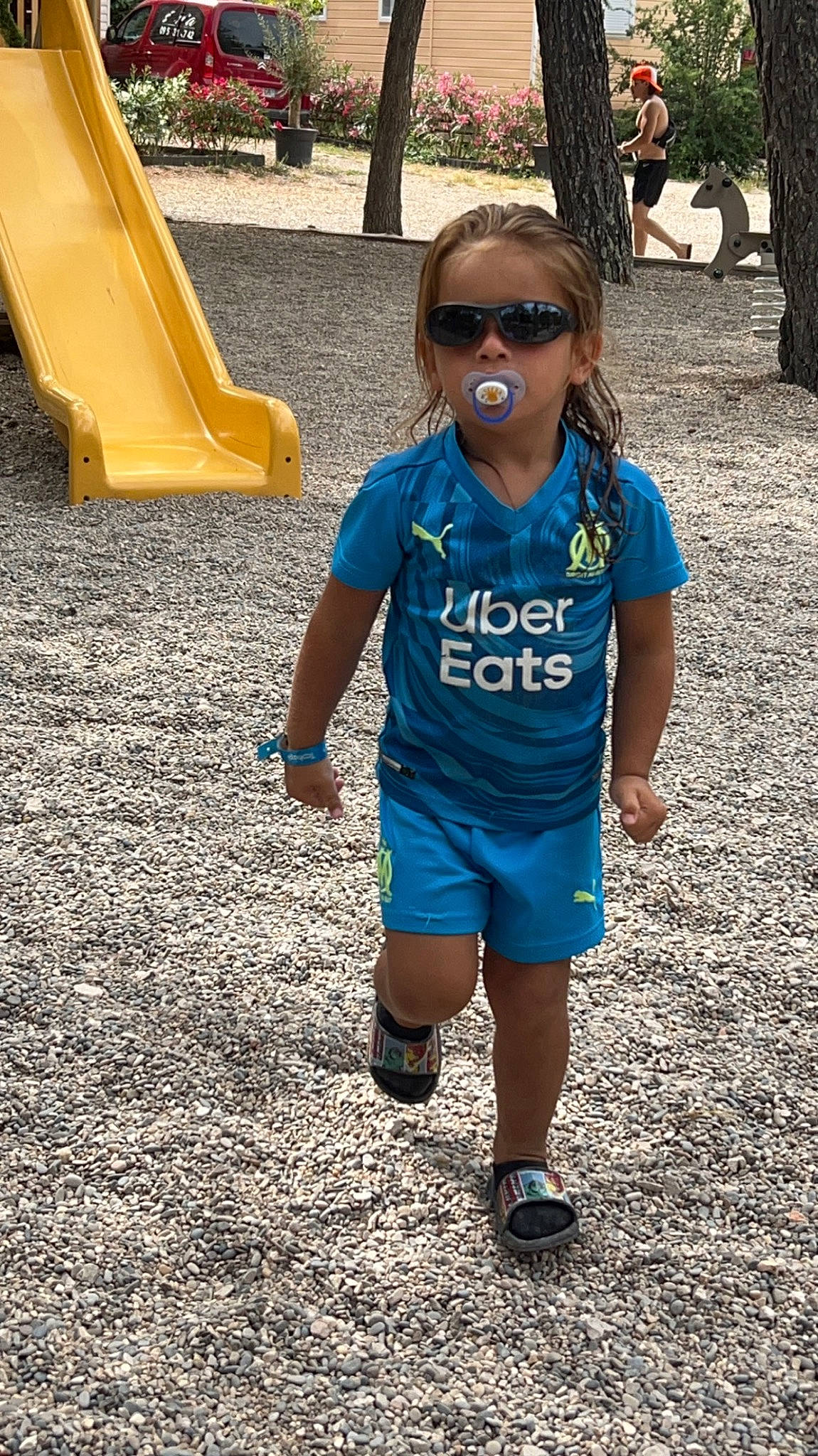 Sandro participe au concours pour gagner de l'argent avec cette photo : chute, cool, electric_blue, eyewear, fun, hair, happy, leg, leisure, person, recreation, shoe, shorts, sleeve, sportswear, summer, sunglasses, t_shirt, toddler, vision_care
