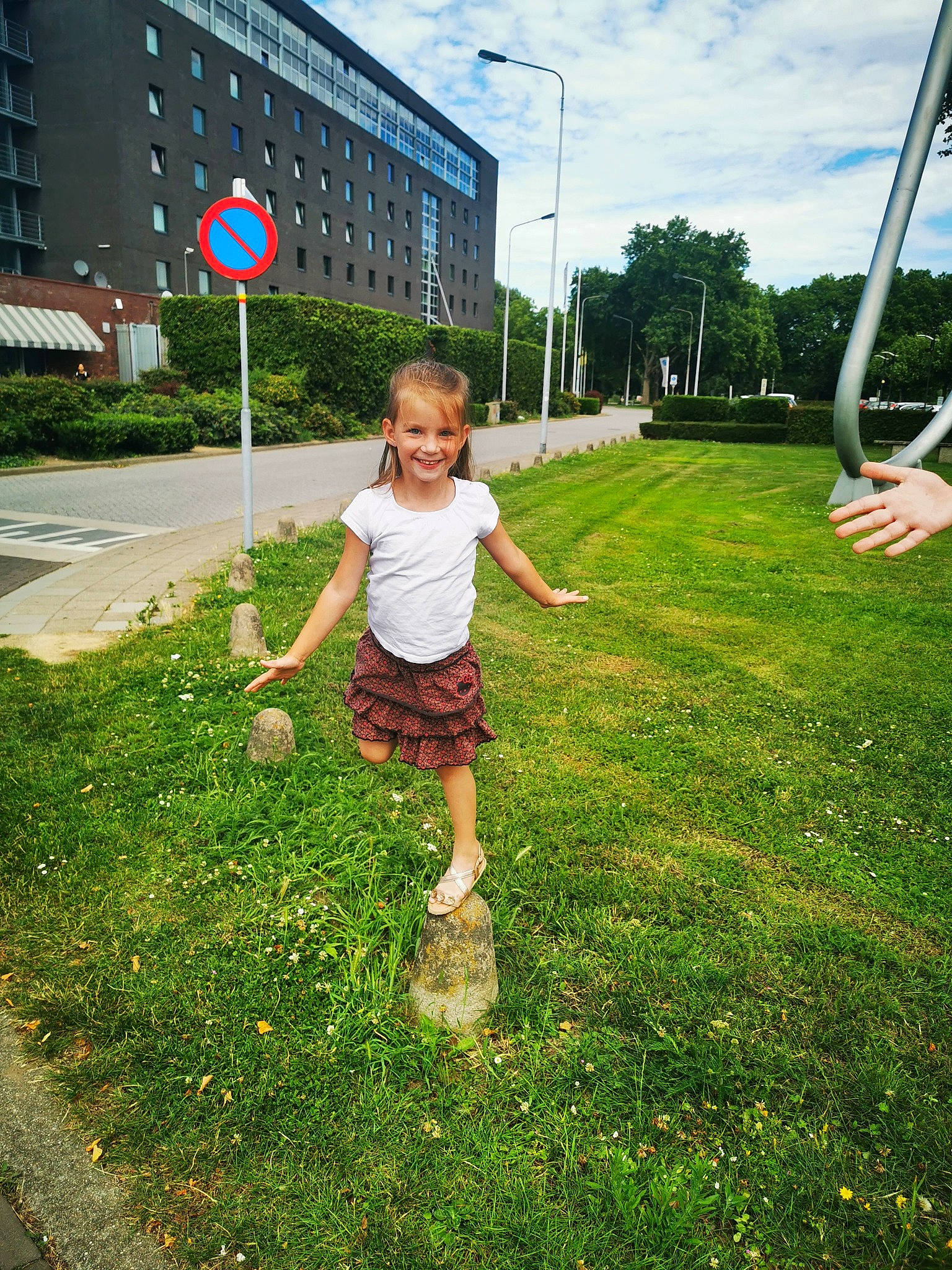 Emily participe au concours pour gagner de l'argent avec cette photo : backyard, child, fun, garden, grass, grass_family, green, joy, lawn, leisure, person, plant, play, residential_area, sidewalk, summer, tree, vacation, yard