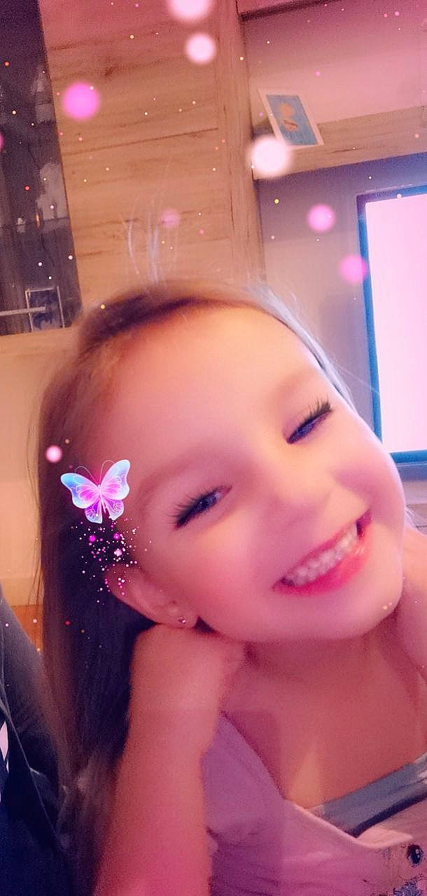 Emily participe au concours pour gagner de l'argent avec cette photo : beauty, cheek, chin, close_up, ear, eye, eyebrow, eyelash, face, facial_expression, forehead, hair, head, joy, lip, mouth, nose, person, pink, selfie