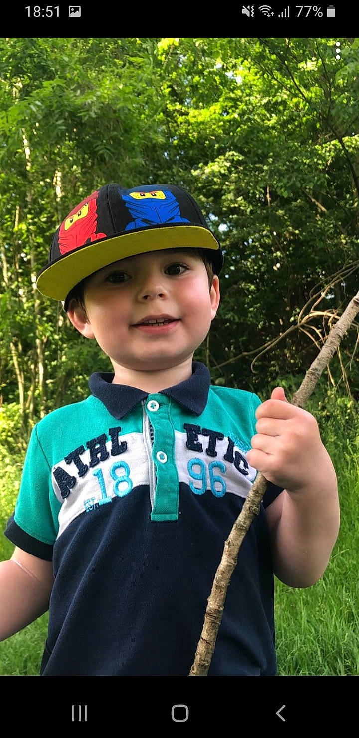 Théo participe au concours pour gagner de l'argent avec cette photo : cap, child, costume, costume_hat, electric_blue, fashion_accessory, fun, gesture, grass, headwear, helmet, joy, jungle, official, person, personal_protective_equipment, plant, recreation, sleeve, t_shirt