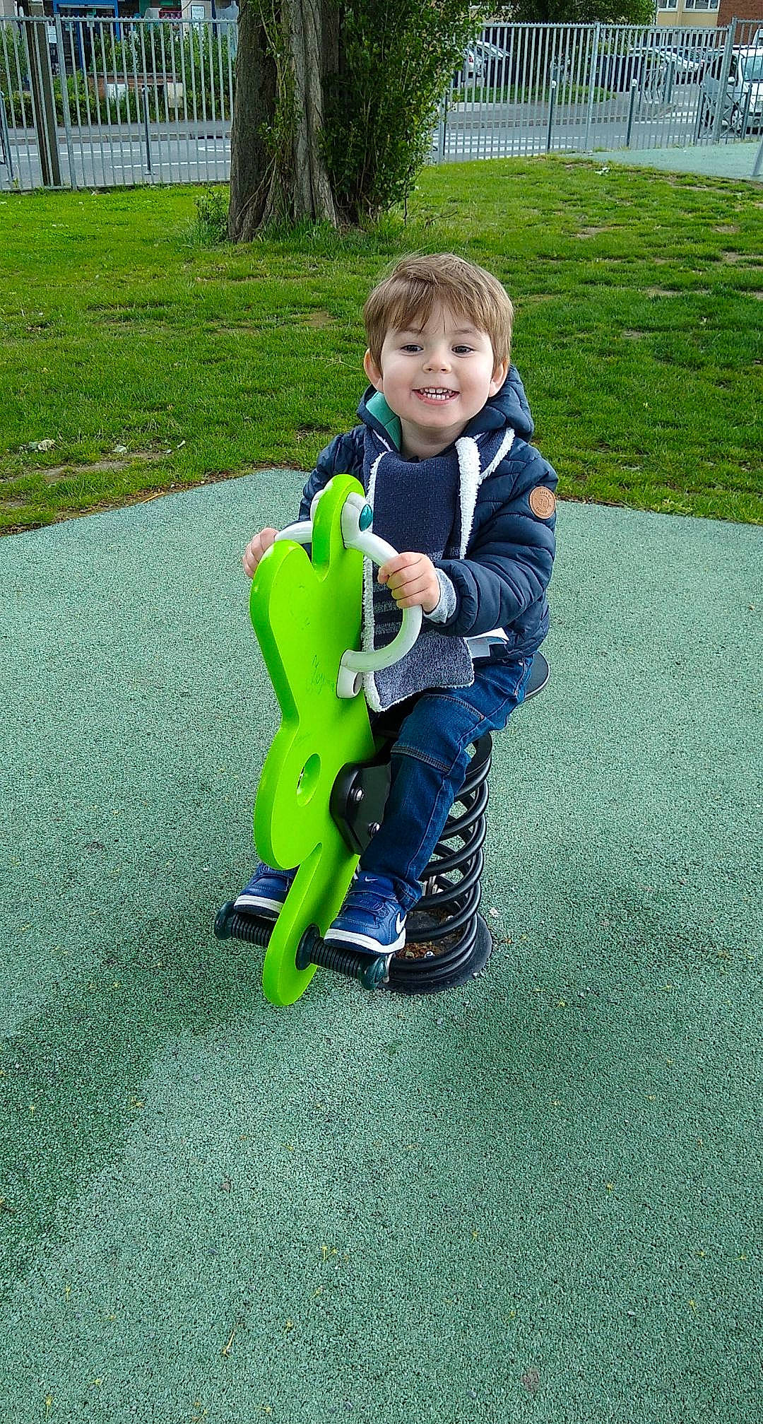 Théo participe au concours pour gagner de l'argent avec cette photo : asphalt, baby_toddler_clothing, child, city, electric_blue, fun, garden, grass, joy, landscaping, lawn, leisure, outdoor_play_equipment, people_in_nature, person, plant, play, recreation, sitting, smile