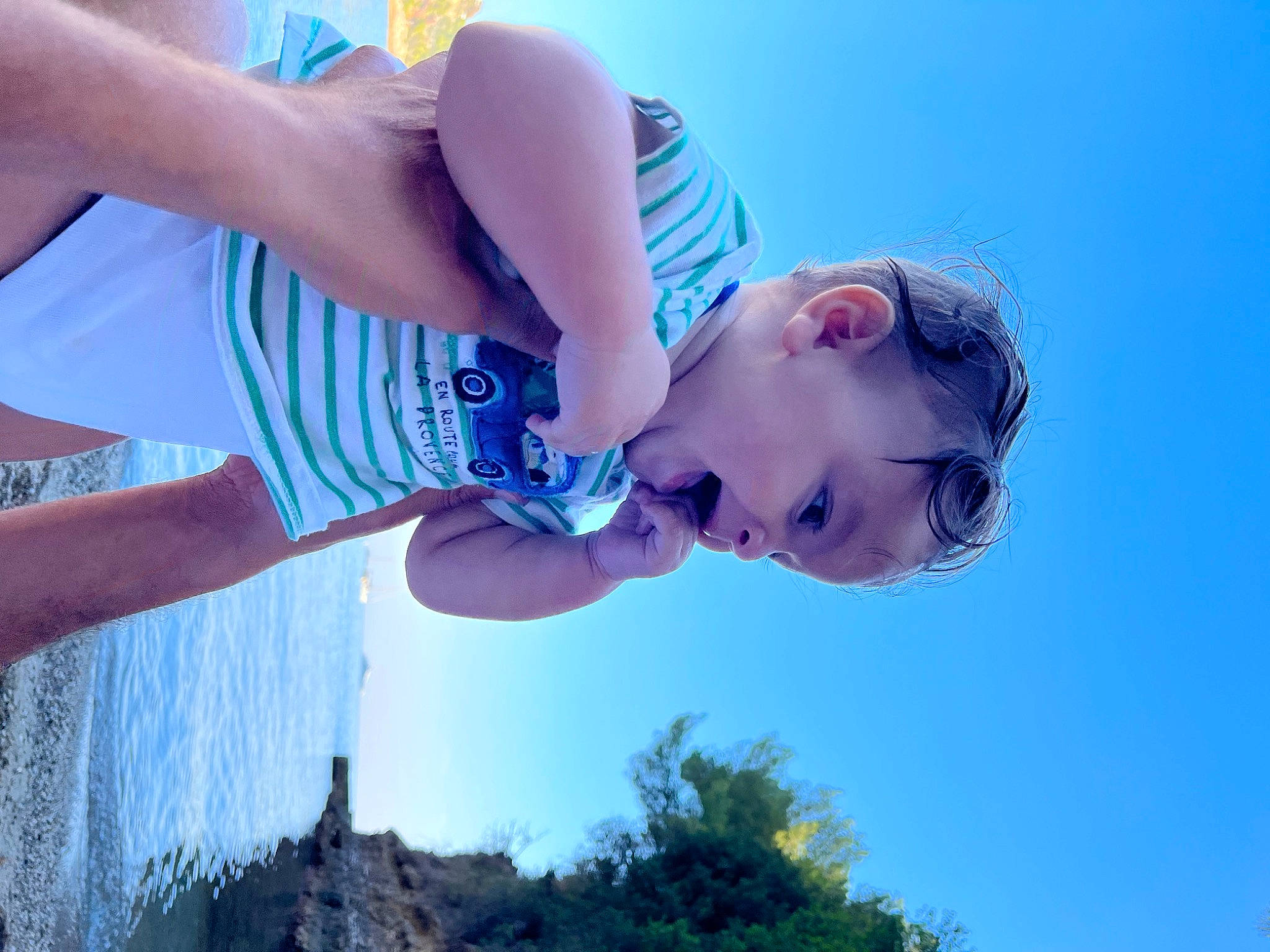 Ishak participe au concours pour gagner de l'argent avec cette photo : azure, blue, cloud, flash_photography, fun, gesture, grass, hand, happy, leisure, people_in_nature, person, plant, shoulder, sky, smile, sunglasses, sunlight, toddler, tree