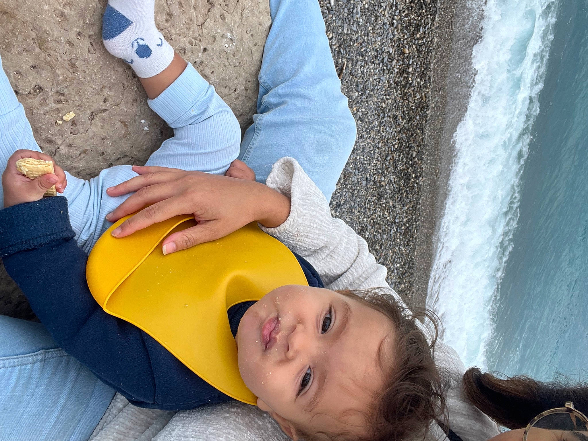 Ishak participe au concours pour gagner de l'argent avec cette photo : beauty, comfort, elbow, fun, gesture, happy, human, human_leg, joint, knee, leg, leisure, person, photograph, smile, summer, thigh, tree, water, white