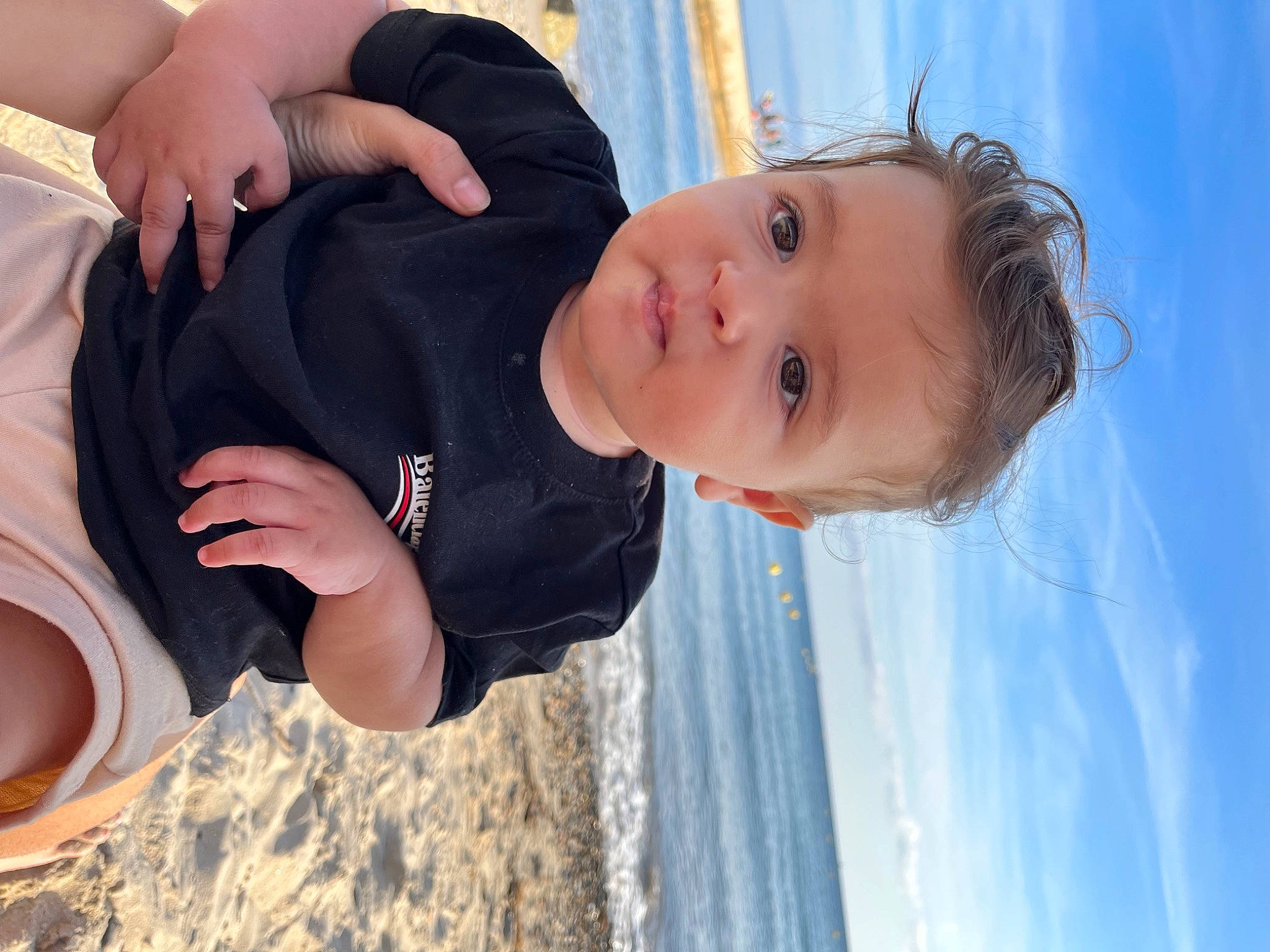 Ishak a rejoint le concours — aidez-le/la à gagner de superbes lots ! baby_toddler_clothing, beach, child, cloud, electric_blue, finger, flash_photography, fun, gesture, hand, happy, human_body, joint, leisure, organ, person, skin, sky, thumb, toddler