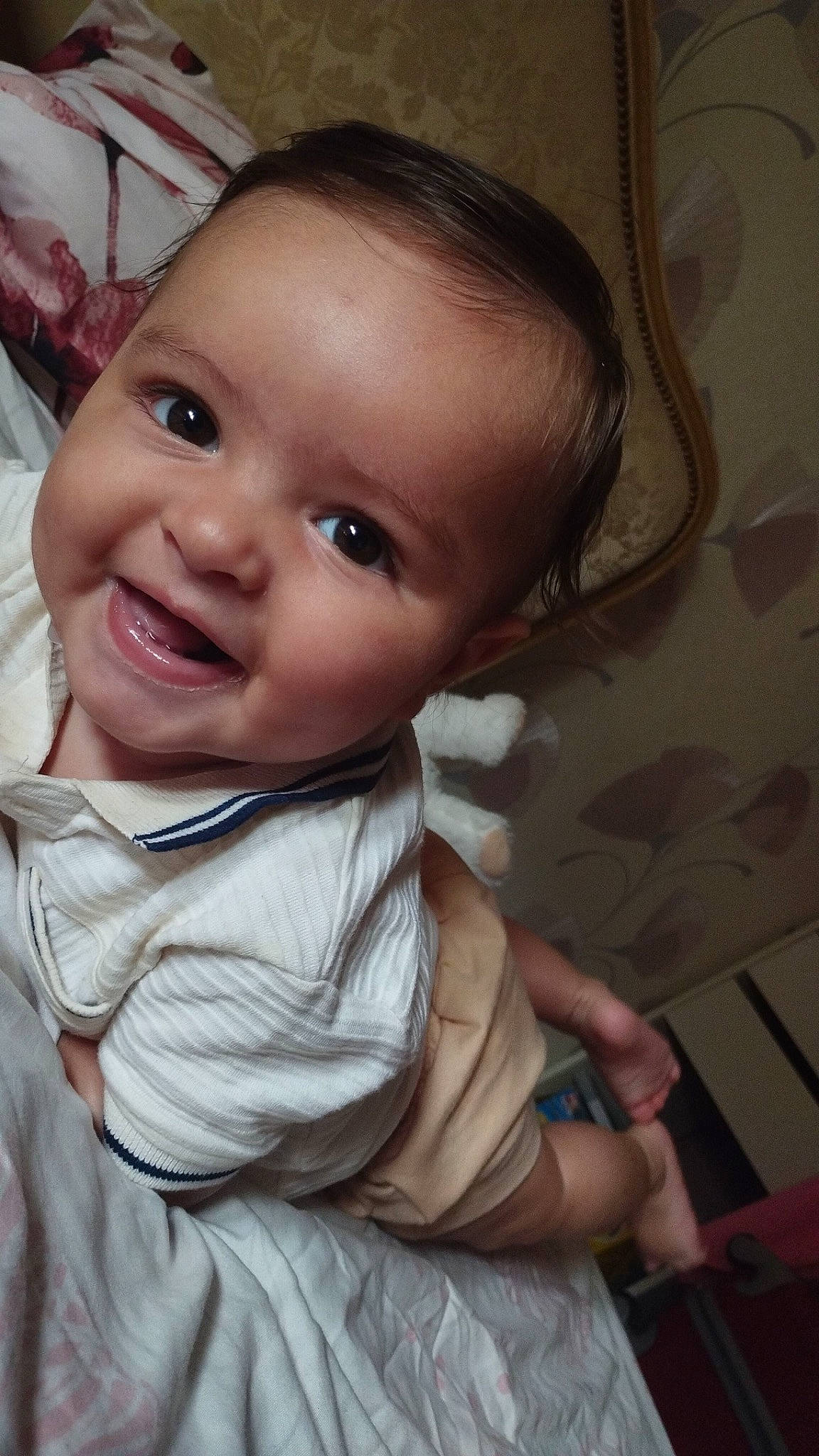 Ishak a rejoint le concours — aidez-le/la à gagner de superbes lots ! baby, cheek, chin, dress, ear, eye, eyebrow, eyelash, flash_photography, forehead, gesture, hand, happy, iris, lip, mouth, nose, person, skin, sleeve