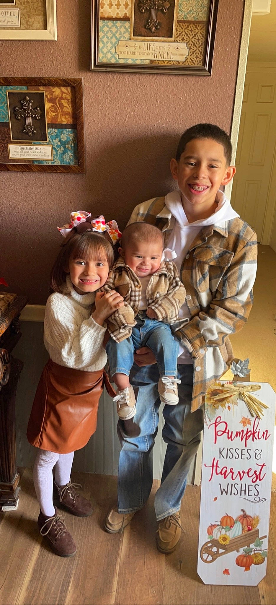 Avian is registered to the contest to win money with this photo: baby, child, christmas, costume, event, flooring, fun, happy, hat, holiday, human, joy, person, picture_frame, room, shoe, sitting, smile, social_group, standing