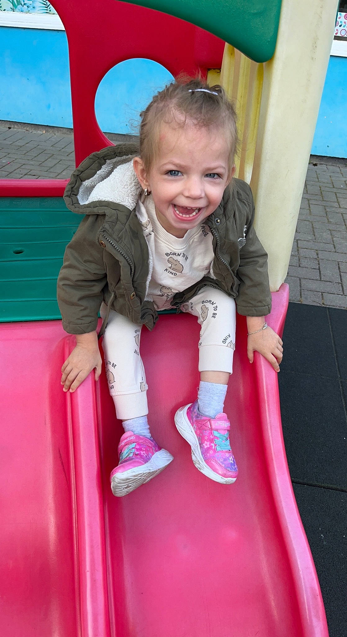 Alyah Hasibe Bal Delatte a rejoint le concours — aidez-le/la à gagner de superbes lots ! baby_toddler_clothing, blue, child, city, fun, grass, happy, joy, leisure, magenta, outdoor_play_equipment, person, pink, play, playground, public_space, recreation, red, sitting, smile