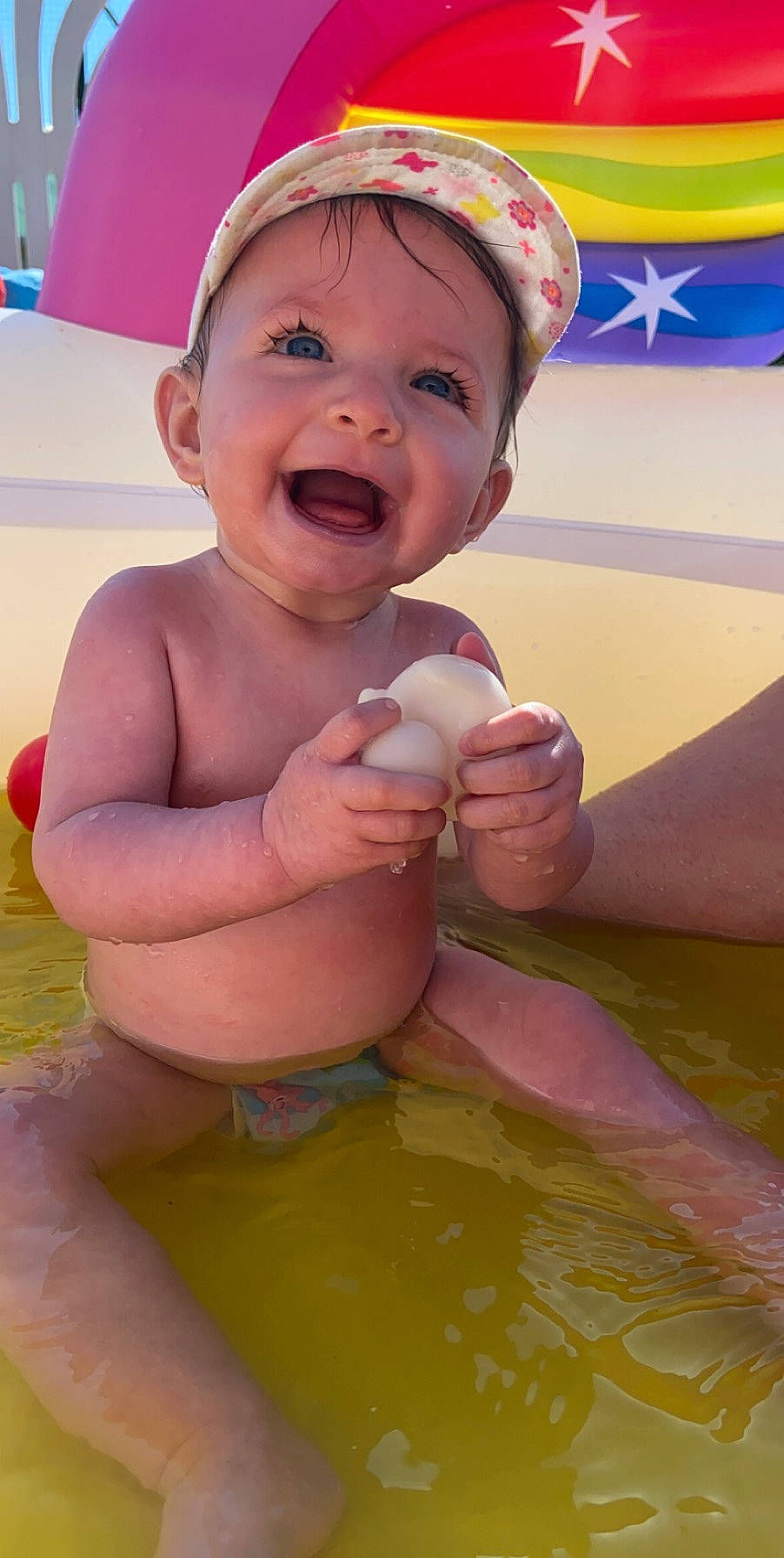 Alyah Hasibe Bal Delatte a rejoint le concours — aidez-le/la à gagner de superbes lots ! baby, baby_bathing, bathing, cheek, child, facial_expression, finger, fun, hand, headwear, mouth, nose, person, skin, smile, thumb, toddler
