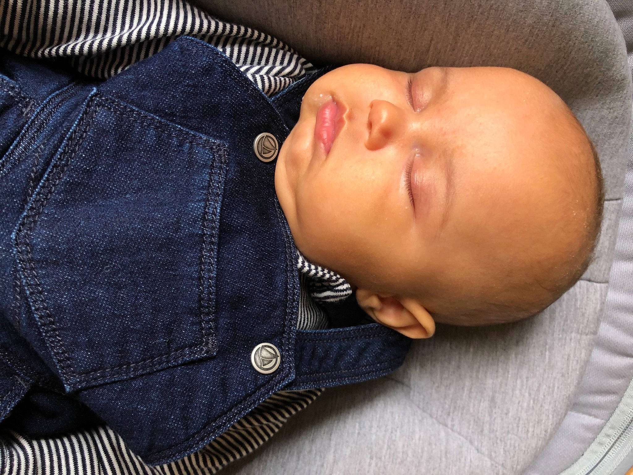 Marcel a rejoint le concours — aidez-le/la à gagner de superbes lots ! arm, baby, baby_products, baby_sleeping, baby_toddler_clothing, bedtime, button, cheek, comfort, denim, hair, hand, human_body, iris, linens, nose, pattern, person, sleeve, textile