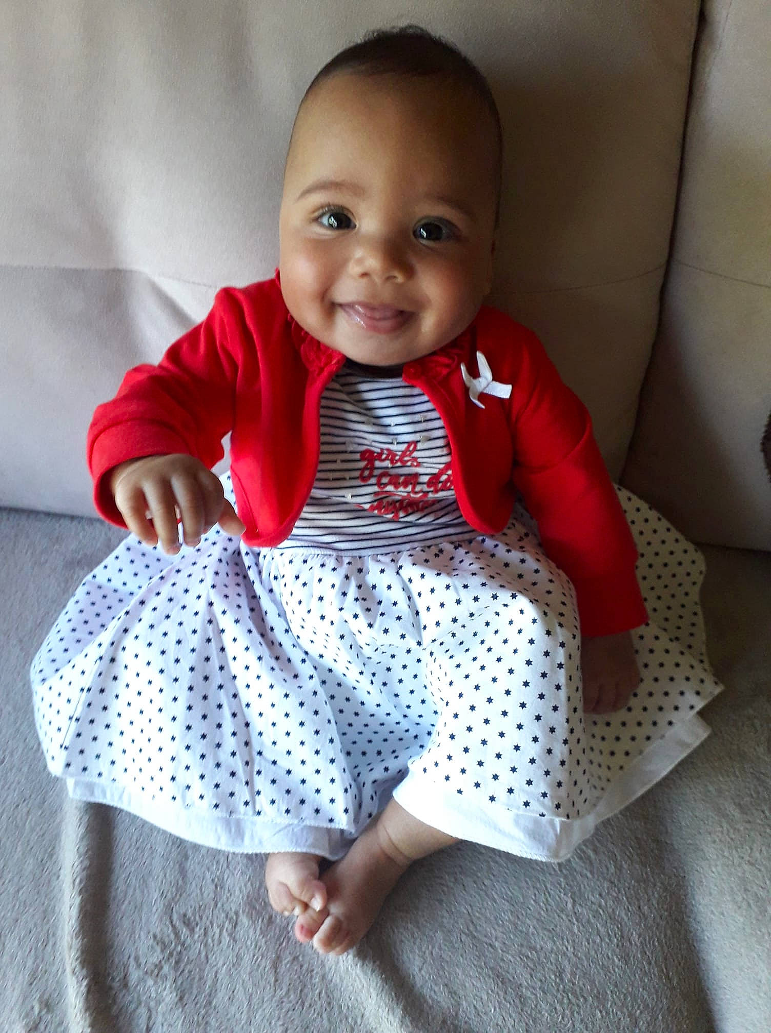 Keren participe au concours pour gagner de l'argent avec cette photo : baby, baby_toddler_clothing, barefoot, child, comfort, dress, electric_blue, face, flooring, happy, human_leg, joy, linens, magenta, pattern, person, product, sitting, sleeve, smile