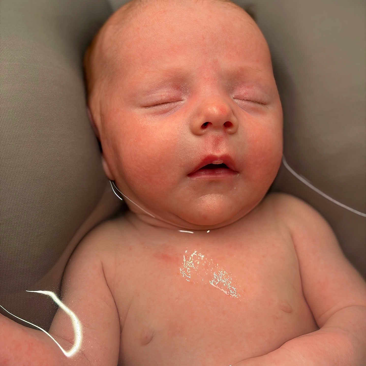 Paolo participe au concours pour gagner de l'argent avec cette photo : arm, baby, bath, child, closeup, face, fresh, hand, healthy, infant, newborn, peaceful, portrait, reflection, relaxation, resting, skin, sleeping, water, young