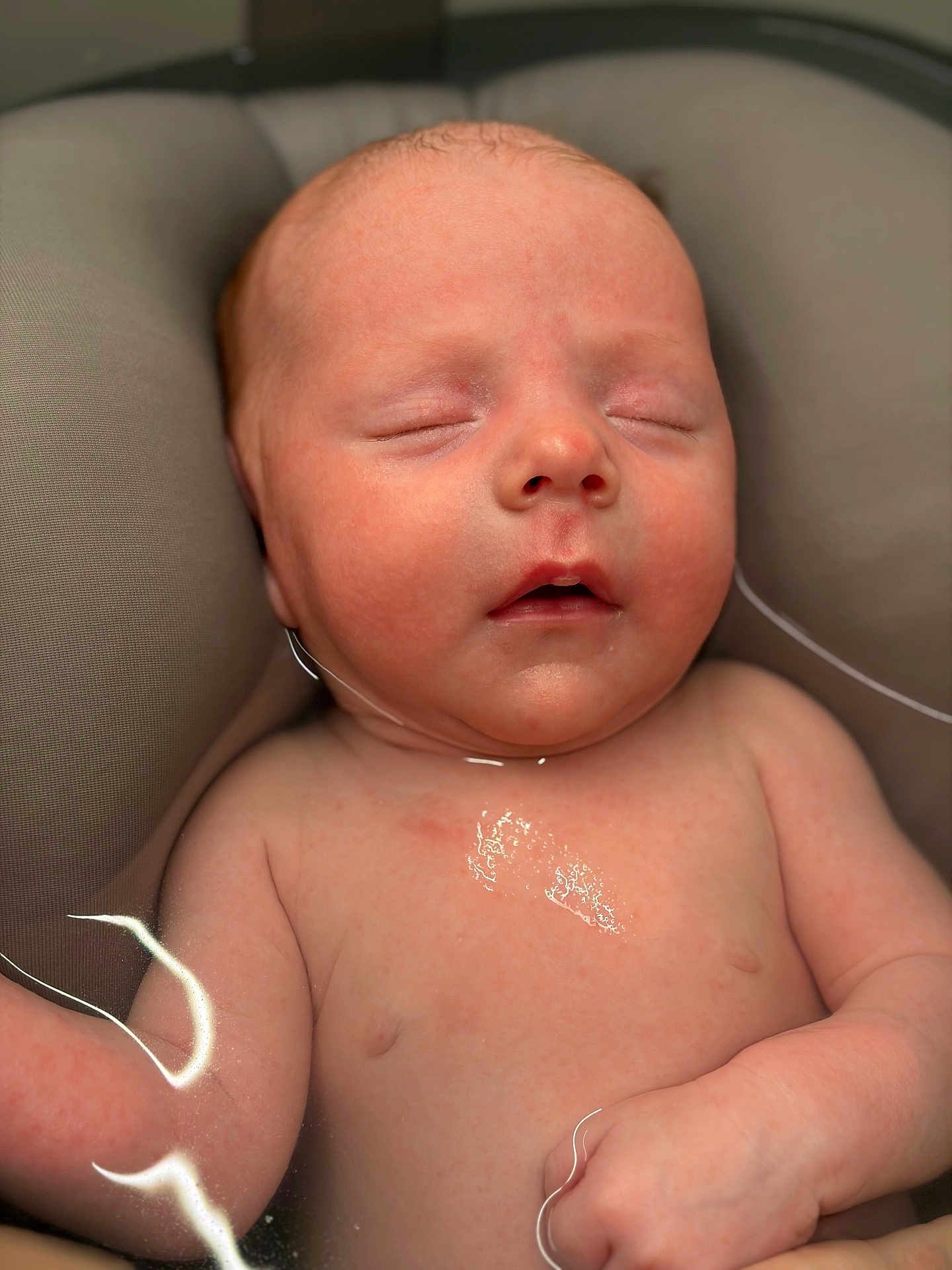 Paolo participe au concours pour gagner de l'argent avec cette photo : baby, newborn, sleeping, water, bath, infant, skin, peaceful, reflection, closeup, child, arm, hand, face, relaxation, young, portrait, fresh, healthy, resting
