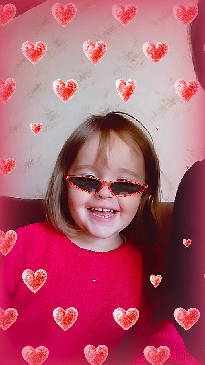 Alicia a rejoint le concours — aidez-le/la à gagner de superbes lots ! beauty, cheek, child, eye, eyewear, face, facial_expression, fun, girl, glasses, heart, human_hair_color, joy, lip, mouth, nose, person, pink, red, skin