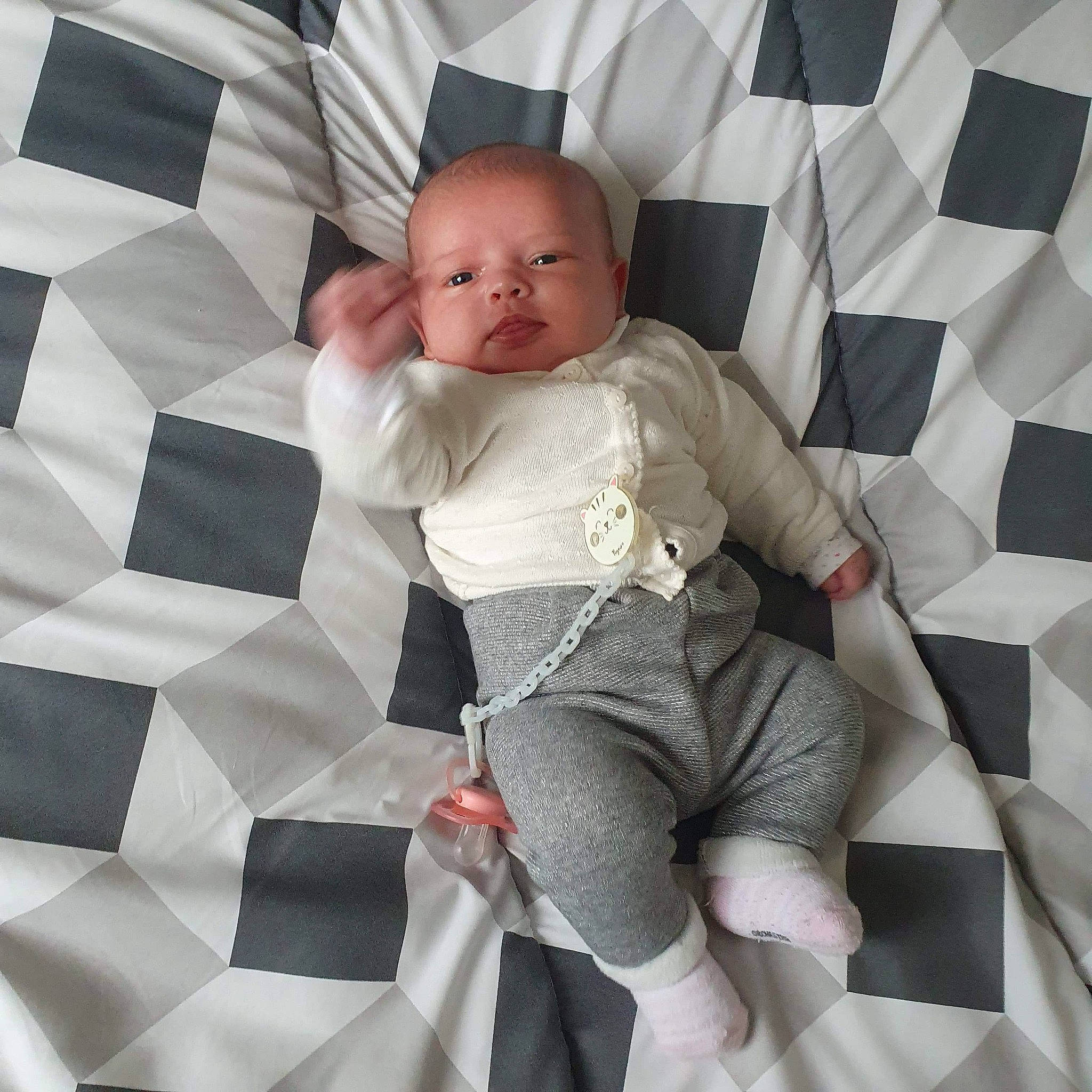 Inaya a rejoint le concours — aidez-le/la à gagner de superbes lots ! baby, baby_products, baby_sleeping, baby_toddler_clothing, bedding, child, comfort, human_leg, knee, lap, linens, pattern, person, pink, room, sitting, sock, textile, thigh, toddler