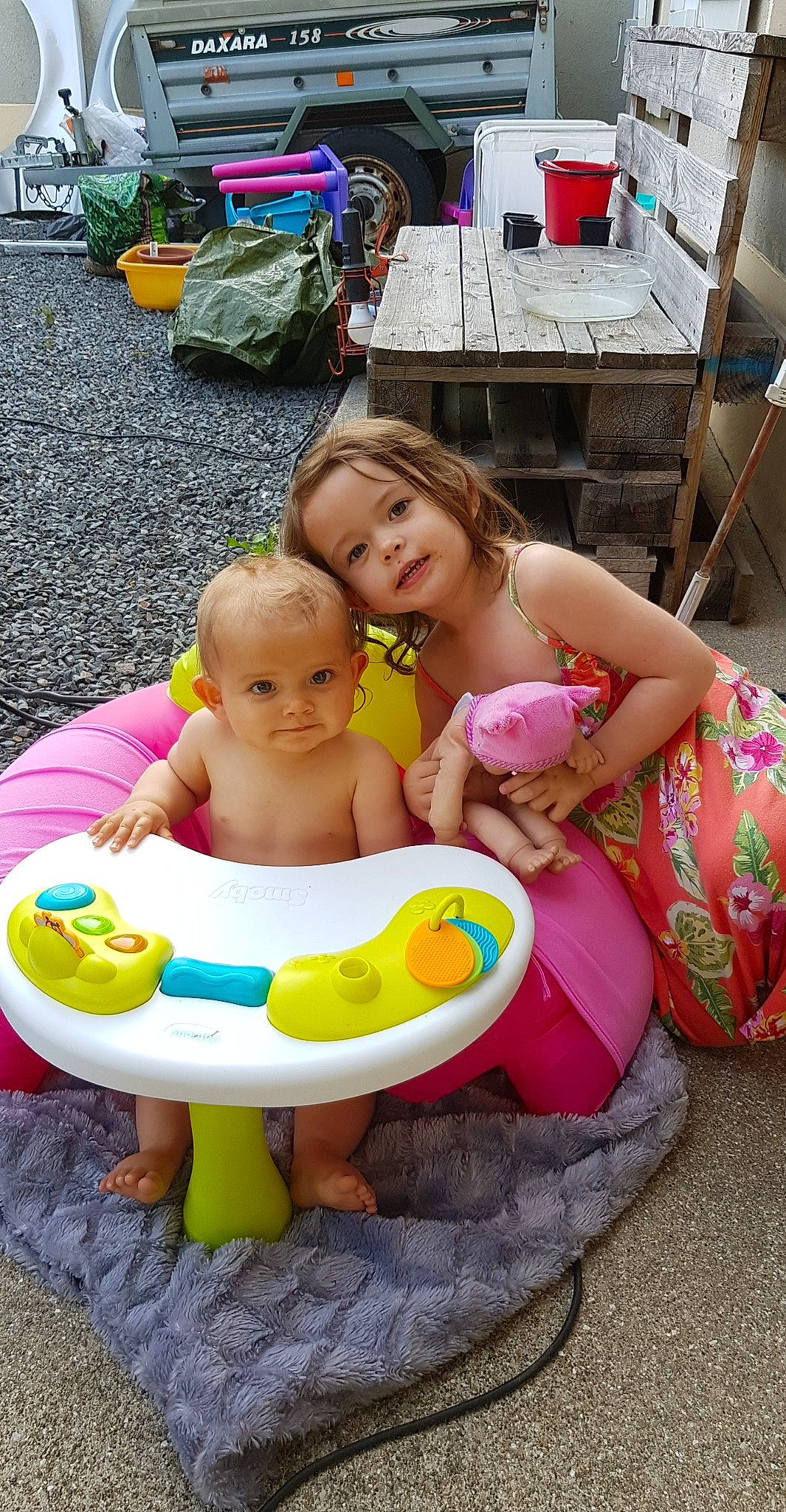 Inaya participe au concours pour gagner de l'argent avec cette photo : baby, baby_products, baby_toddler_clothing, chair, child, event, face, fun, grass, happy, leisure, person, play, playing_with_kids, recreation, sharing, sitting, smile, summer, toddler