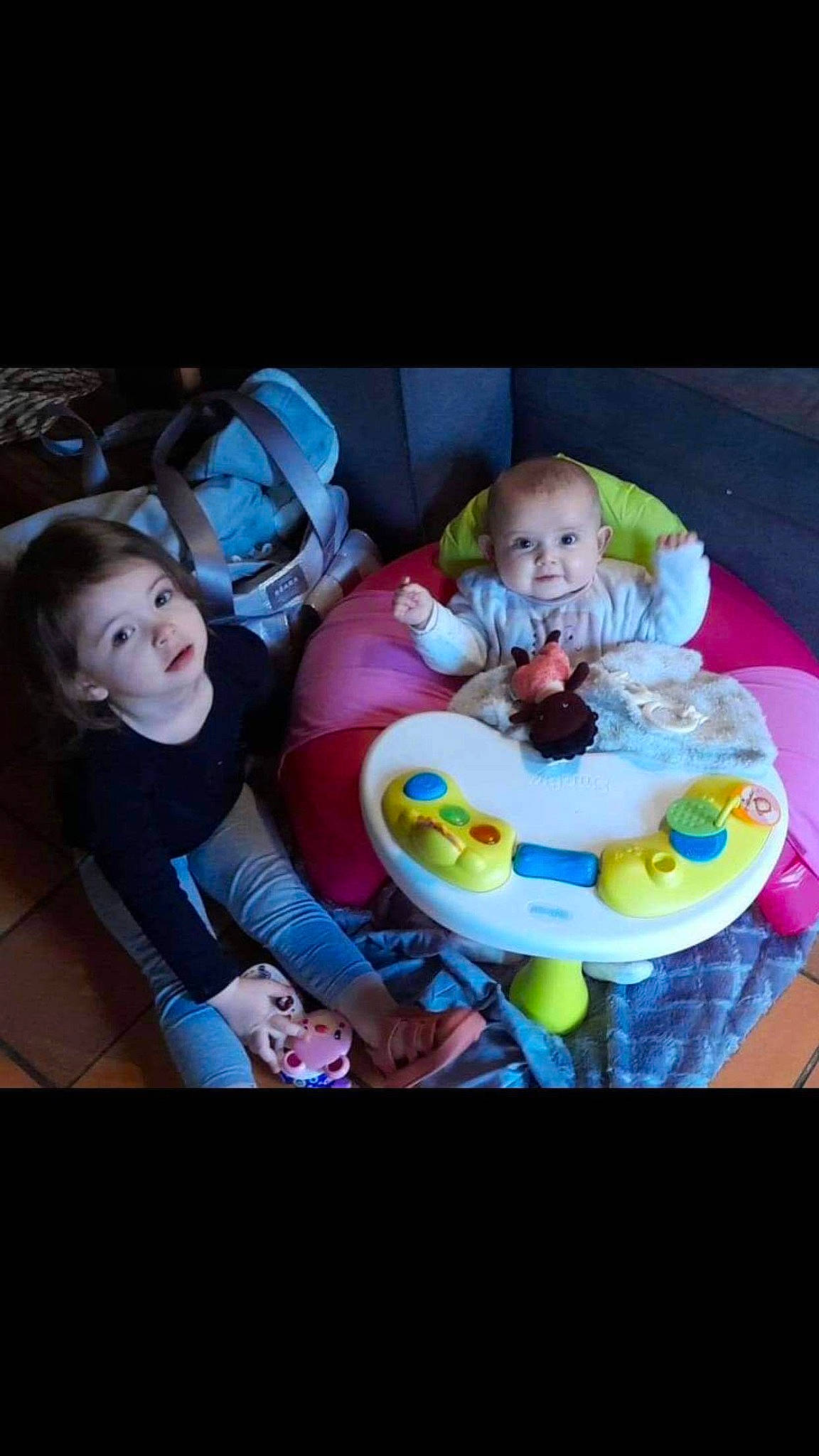 Inaya a rejoint le concours — aidez-le/la à gagner de superbes lots ! baby, baby_carriage, baby_products, baby_toddler_clothing, baby_toys, chair, child, event, fictional_character, flash_photography, fun, happy, lap, leisure, people, person, recreation, sitting, stuffed_toy, toddler