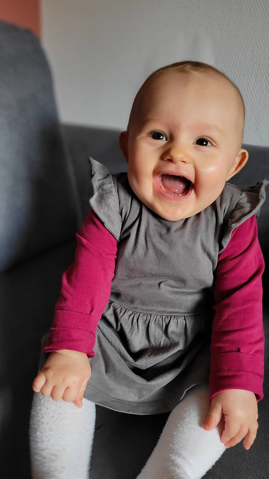 Lysie a rejoint le concours — aidez-le/la à gagner de superbes lots ! baby, babylaughing, bodypart, clothing, couch, face, finger, furniture, hand, happy, head, laughing, longsleeve, pants, person, photography, portrait, sitting, sleeve, smile