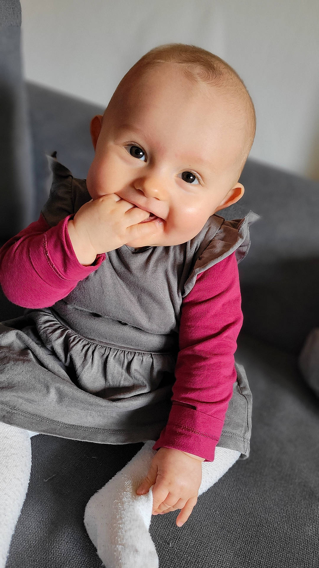 Lysie a rejoint le concours — aidez-le/la à gagner de superbes lots ! baby, bodypart, clothing, coat, couch, face, finger, furniture, glove, hand, happy, head, knitwear, pants, person, photography, portrait, sitting, smile, sweater
