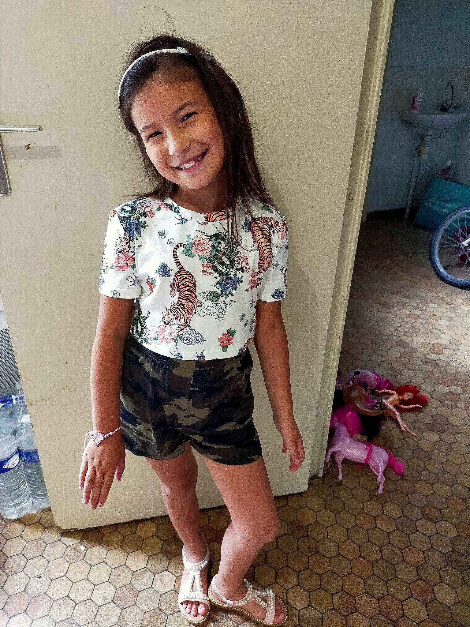 Lauryne participe au concours pour gagner de l'argent avec cette photo : arm, blue, hair, happy, human_body, joint, joy, knee, leg, mouth, neck, person, pink, shorts, shoulder, skin, sleeve, smile, standing, thigh