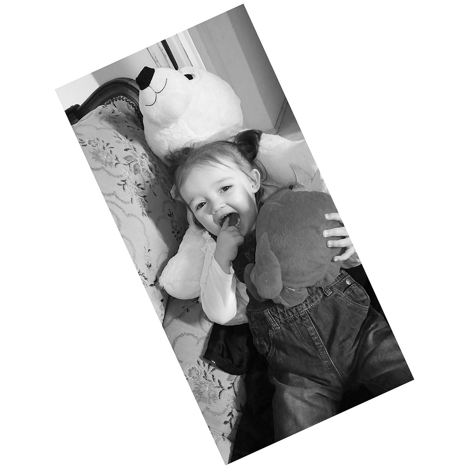 Léana participe au concours pour gagner de l'argent avec cette photo : black_and_white, child, person, photograph, photographic_paper, photography, portrait, room, snapshot, stock_photography, style, tie