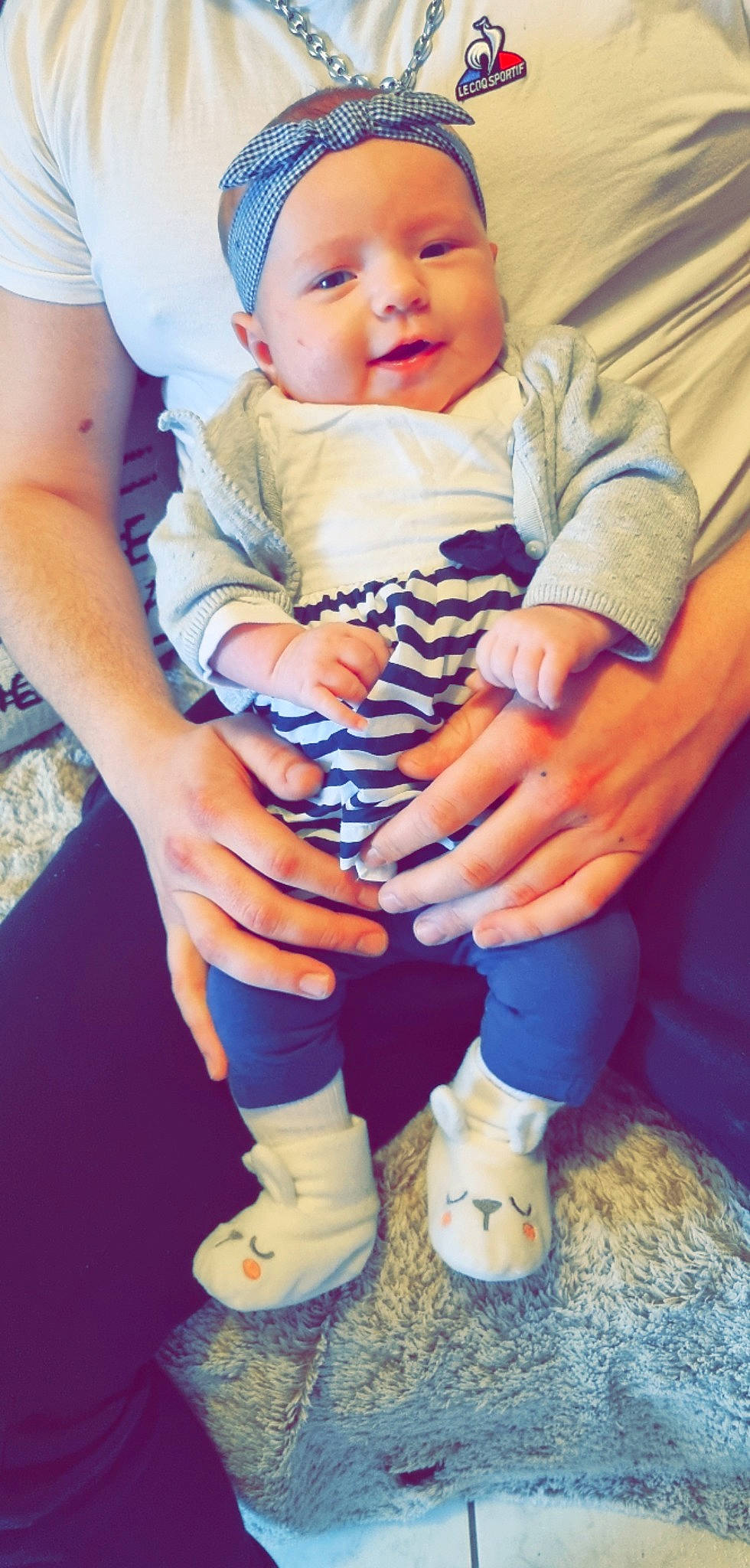 Kelyana participe au concours pour gagner de l'argent avec cette photo : baby, baby_toddler_clothing, blue, chair, electric_blue, finger, gesture, happy, headwear, human_leg, knee, lap, leg, person, shoe, sleeve, sneakers, sock, thigh, thumb