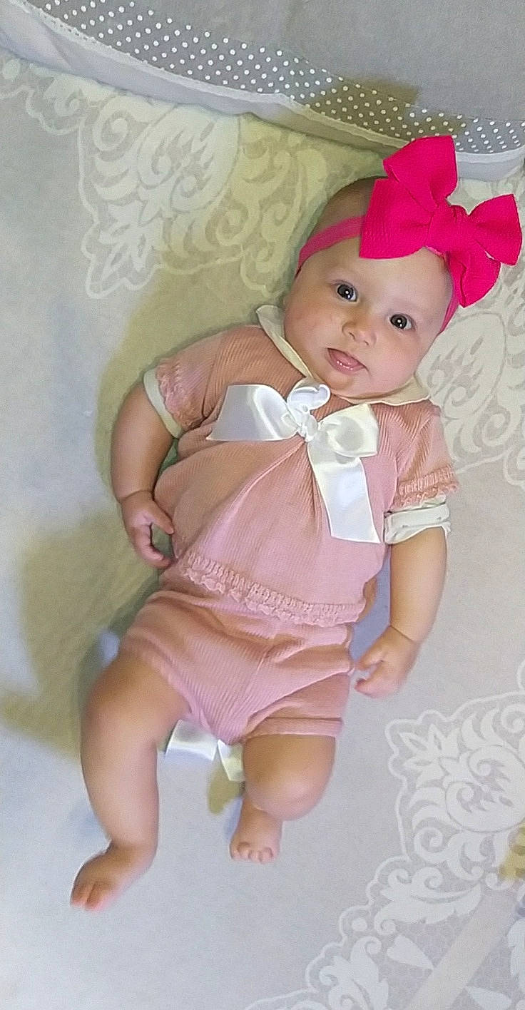 Moana a rejoint le concours — aidez-le/la à gagner de superbes lots ! arm, baby, baby_toddler_clothing, child, day_dress, dress, embellishment, fashion_accessory, headgear, headwear, human_body, human_leg, magenta, pattern, peach, person, pink, sitting, skin, sleeve