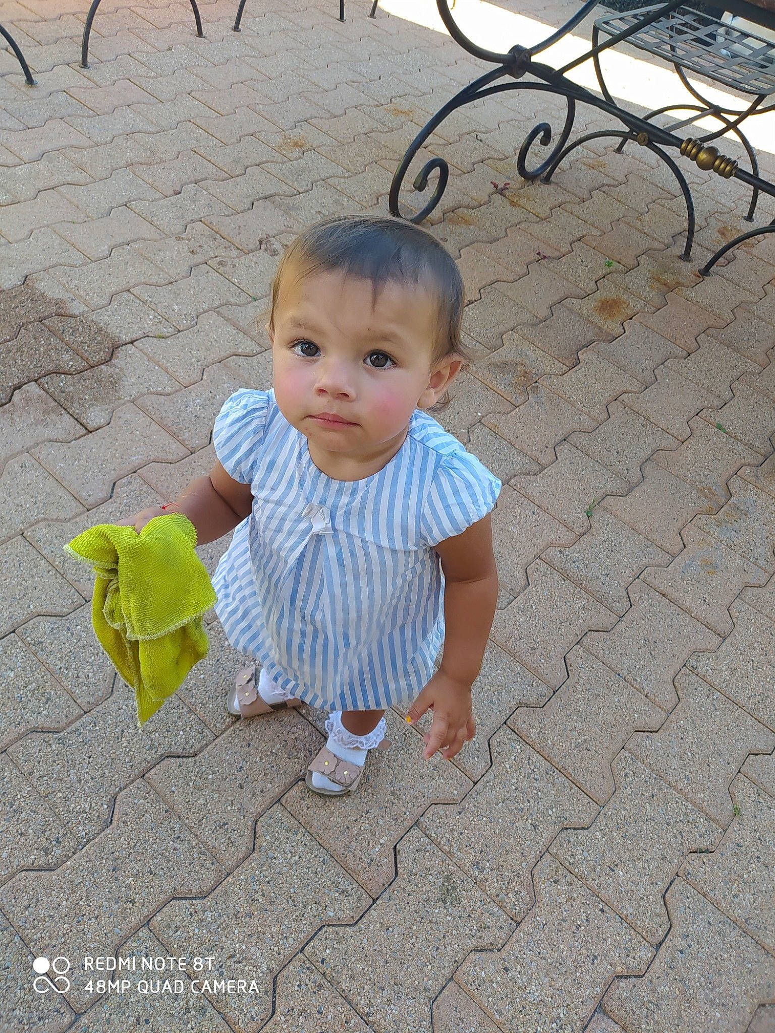 Mylëna participe au concours pour gagner de l'argent avec cette photo : baby, baby_toddler_clothing, child, floor, flooring, person, photography, play, sitting, smile, toddler, yellow