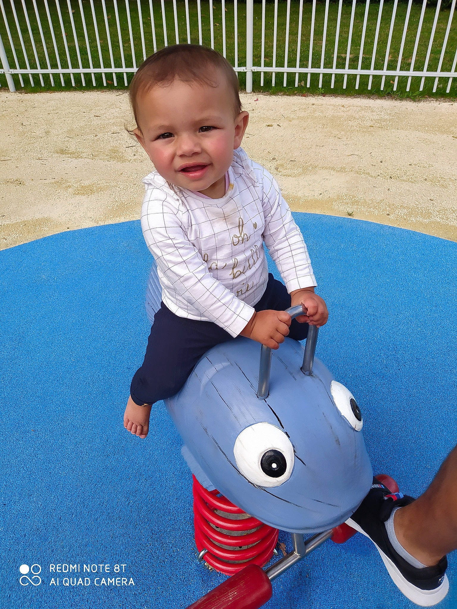 Mylëna participe au concours pour gagner de l'argent avec cette photo : baby, baby_products, blue, child, fun, games, happy, leisure, person, play, playground, product, public_space, recreation, smile, toddler, vacation