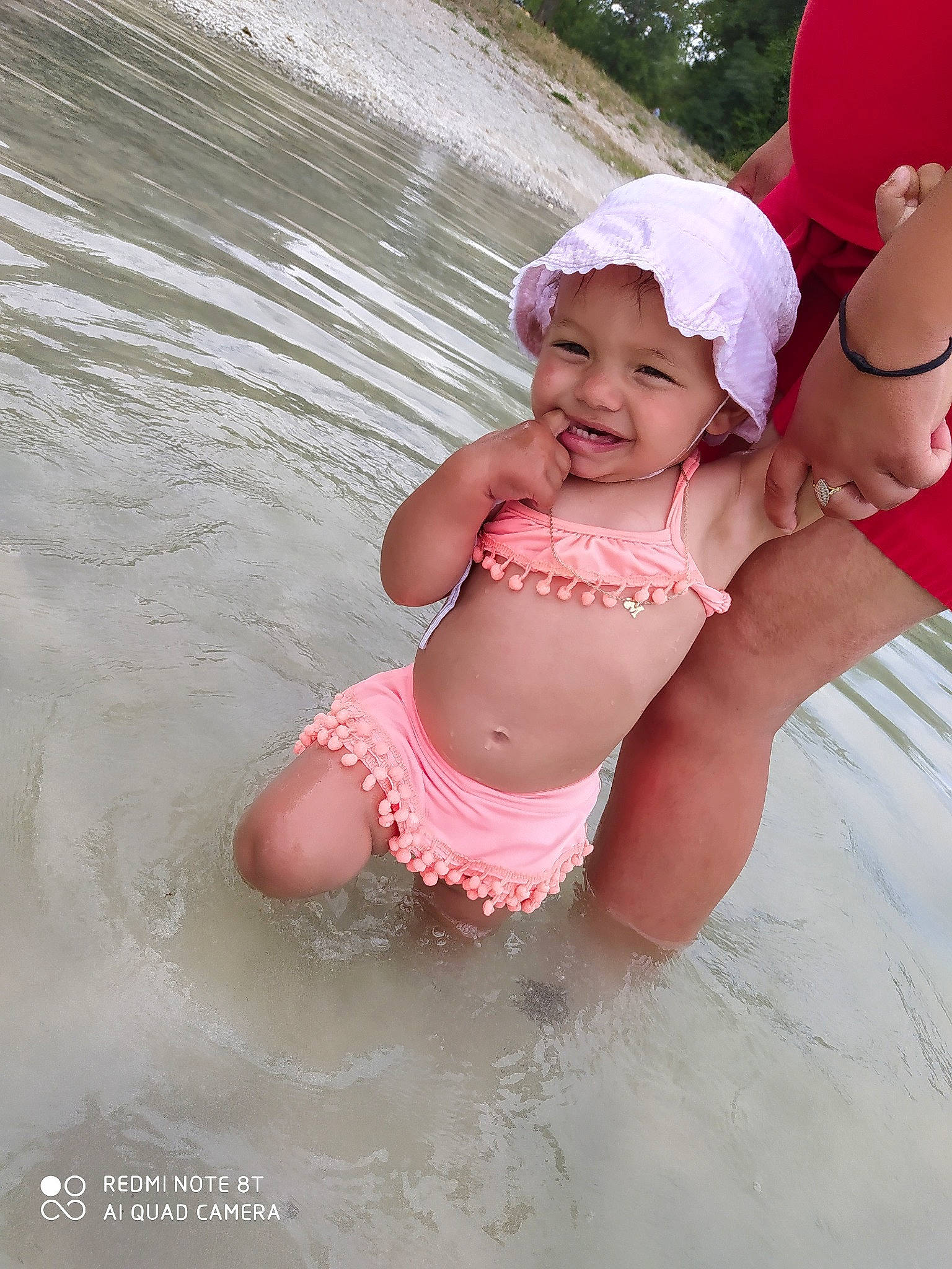 Mylëna a rejoint le concours — aidez-le/la à gagner de superbes lots ! baby, bathing, child, fun, headwear, joy, person, pink, skin, smile, stomach, toddler