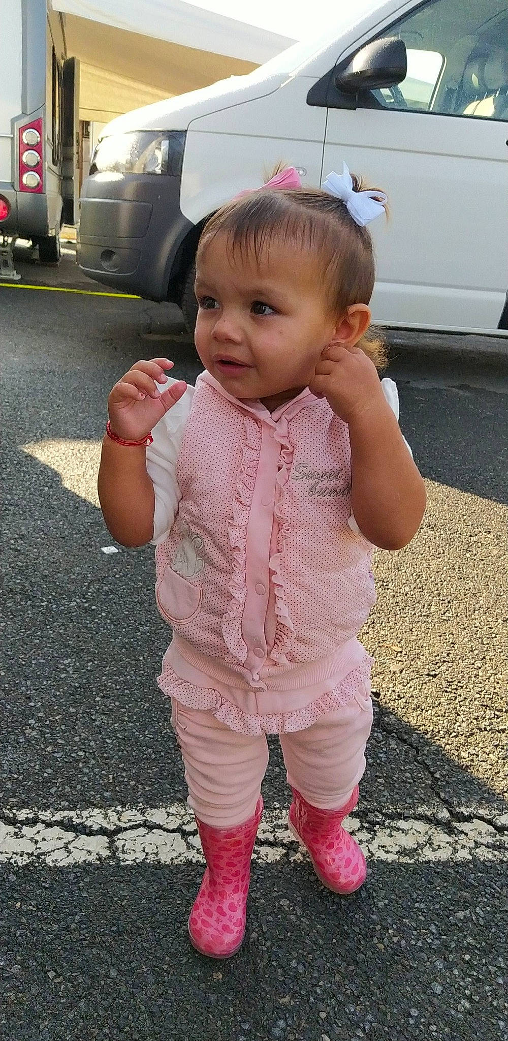 Mylëna a rejoint le concours — aidez-le/la à gagner de superbes lots ! baby, baby_toddler_clothing, cheek, child, face, head, outerwear, person, pink, skin, smile, standing, toddler