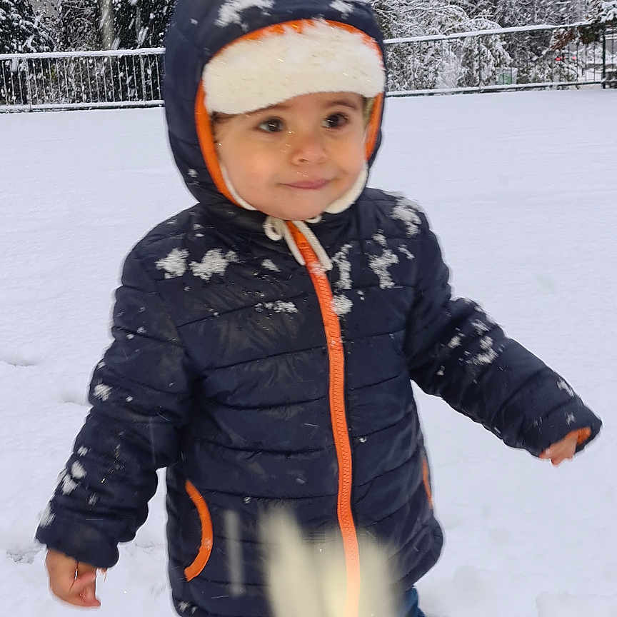 Macias a rejoint le concours — aidez-le/la à gagner de superbes lots ! boots, child, cold, cute, daylight, frost, fun, hood, jacket, nature, outdoor, person, play, scarf, snow, snowfall, standing, trees, winter, young