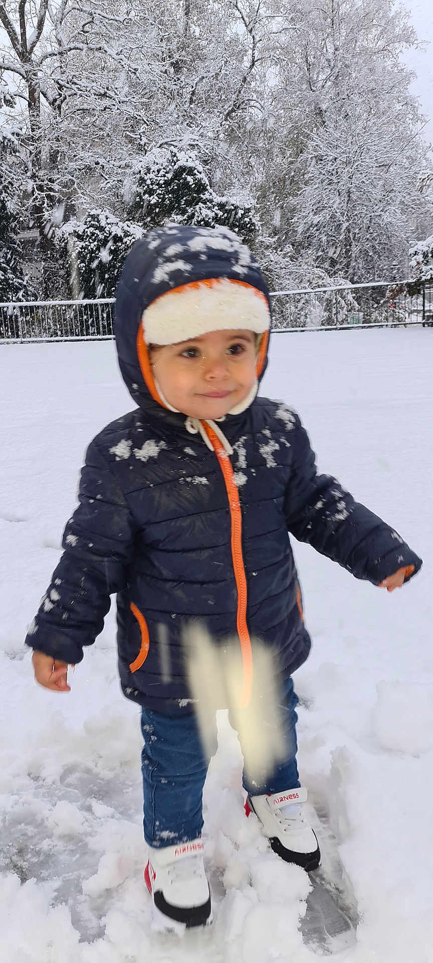 Macias a rejoint le concours — aidez-le/la à gagner de superbes lots ! child, snow, winter, jacket, hood, boots, outdoor, cold, trees, snowfall, nature, person, cute, young, standing, scarf, frost, daylight, play, fun