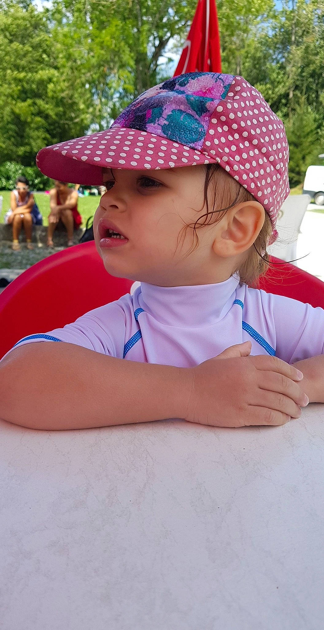 Milla a rejoint le concours — aidez-le/la à gagner de superbes lots ! baseball_cap, cap, child, electric_blue, event, fashion_accessory, fun, grass, happy, hat, headgear, headwear, leisure, lip, magenta, person, pink, recreation, red, t_shirt