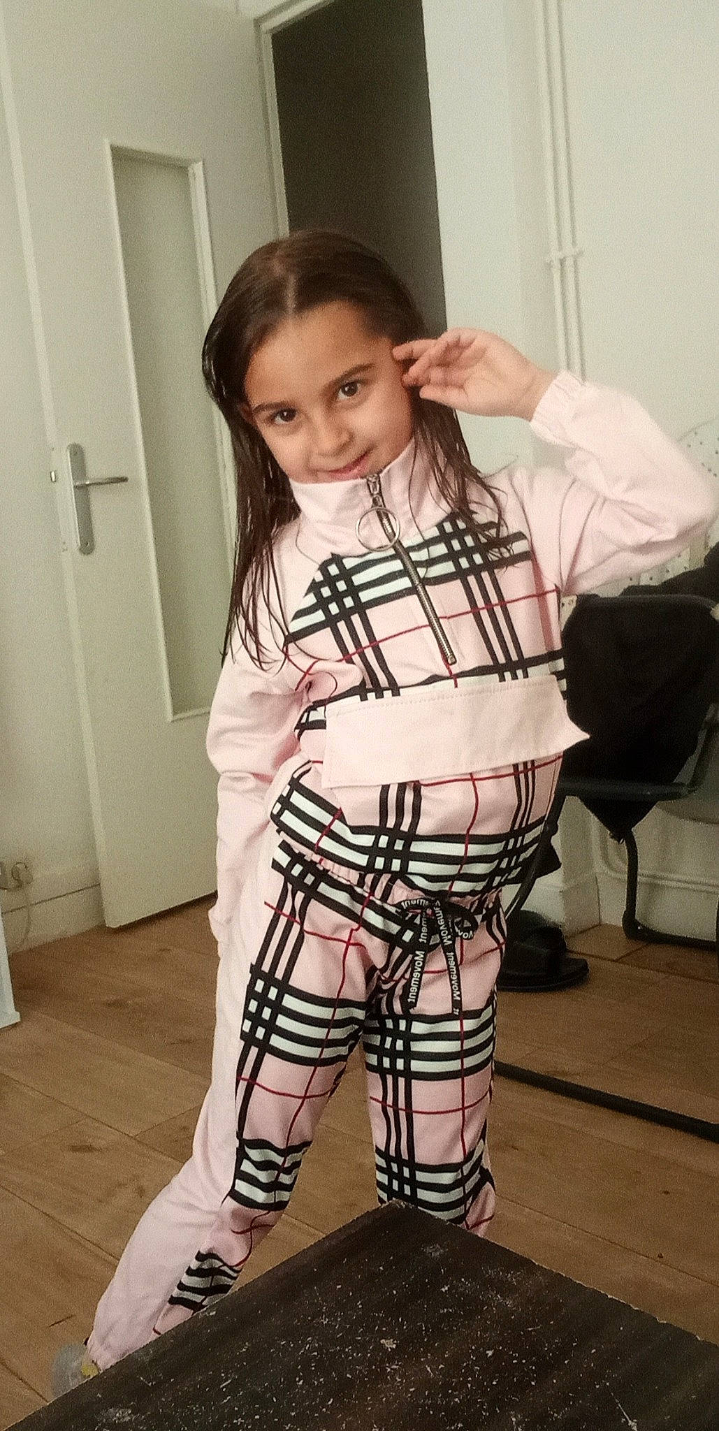 Luna a rejoint le concours — aidez-le/la à gagner de superbes lots ! bag, belt, door, fashion_design, hairstyle, human_leg, joint, joy, knee, long_hair, pattern, person, plaid, shoulder, sleeve, street_fashion, t_shirt, tartan, thigh, trunk