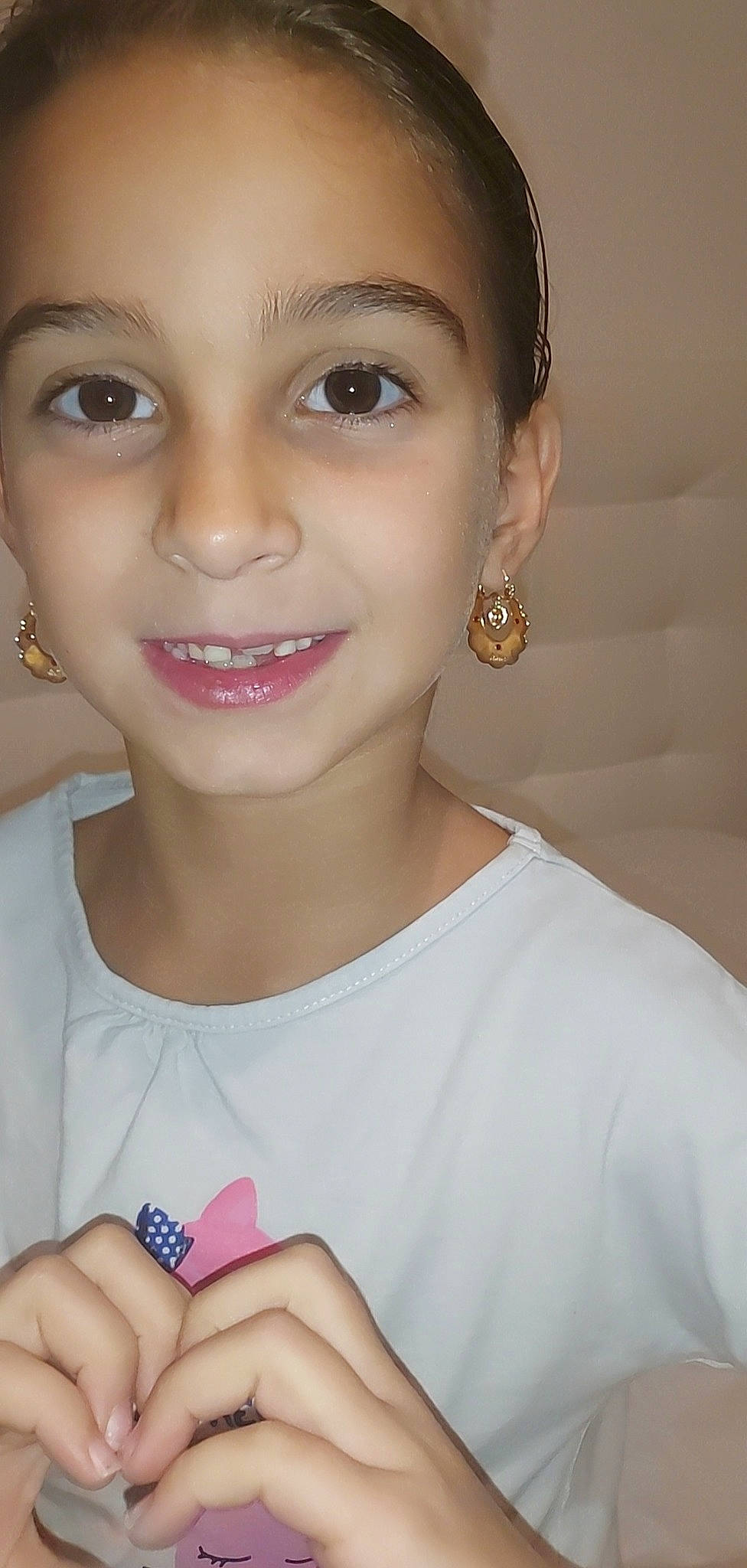 Luna a rejoint le concours — aidez-le/la à gagner de superbes lots ! cheek, chin, ear, eye, eyebrow, eyelash, flash_photography, forehead, gesture, hair, happy, head, iris, jaw, joy, lip, nose, person, pink, skin