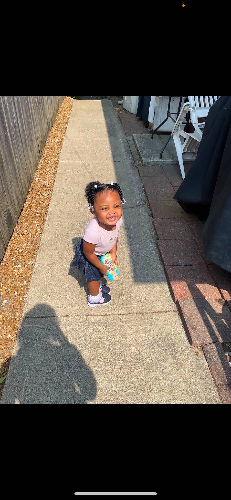 Damari is registered to the contest to win money with this photo: asphalt, baby, child, city, foot, fun, grass, happy, human_leg, joy, leisure, pedestrian, person, recreation, road, road_surface, shadow, sidewalk, sitting, standing