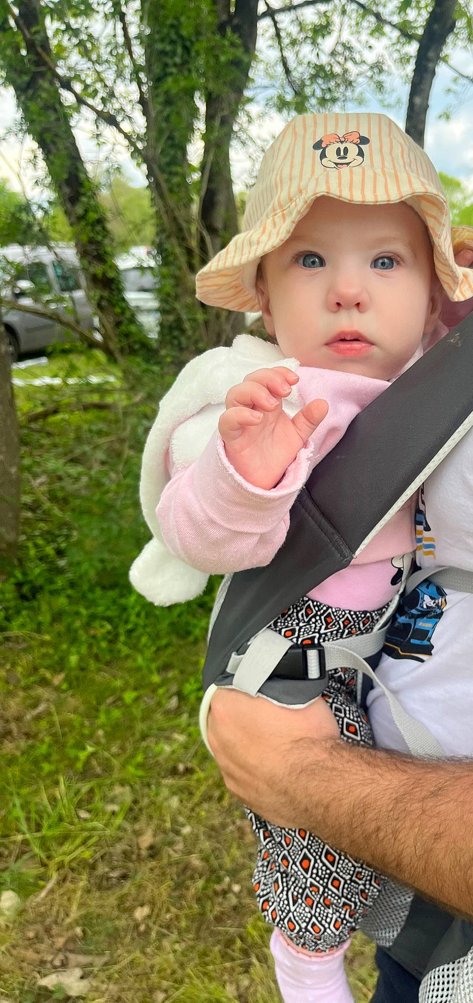 Jade participe au concours pour gagner de l'argent avec cette photo : baby, baby_products, baby_toddler_clothing, cap, child, eye, face, fashion_accessory, gesture, grass, happy, headwear, lip, people_in_nature, person, pink, plant, recreation, sleeve, thumb