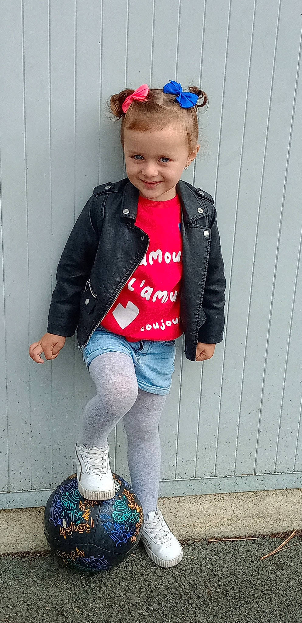 Naïla participe au concours pour gagner de l'argent avec cette photo : baby_toddler_clothing, blue, denim, electric_blue, face, human_leg, joy, knee, leg, magenta, pattern, person, personal_protective_equipment, pink, sleeve, sock, sportswear, standing, thigh, toddler