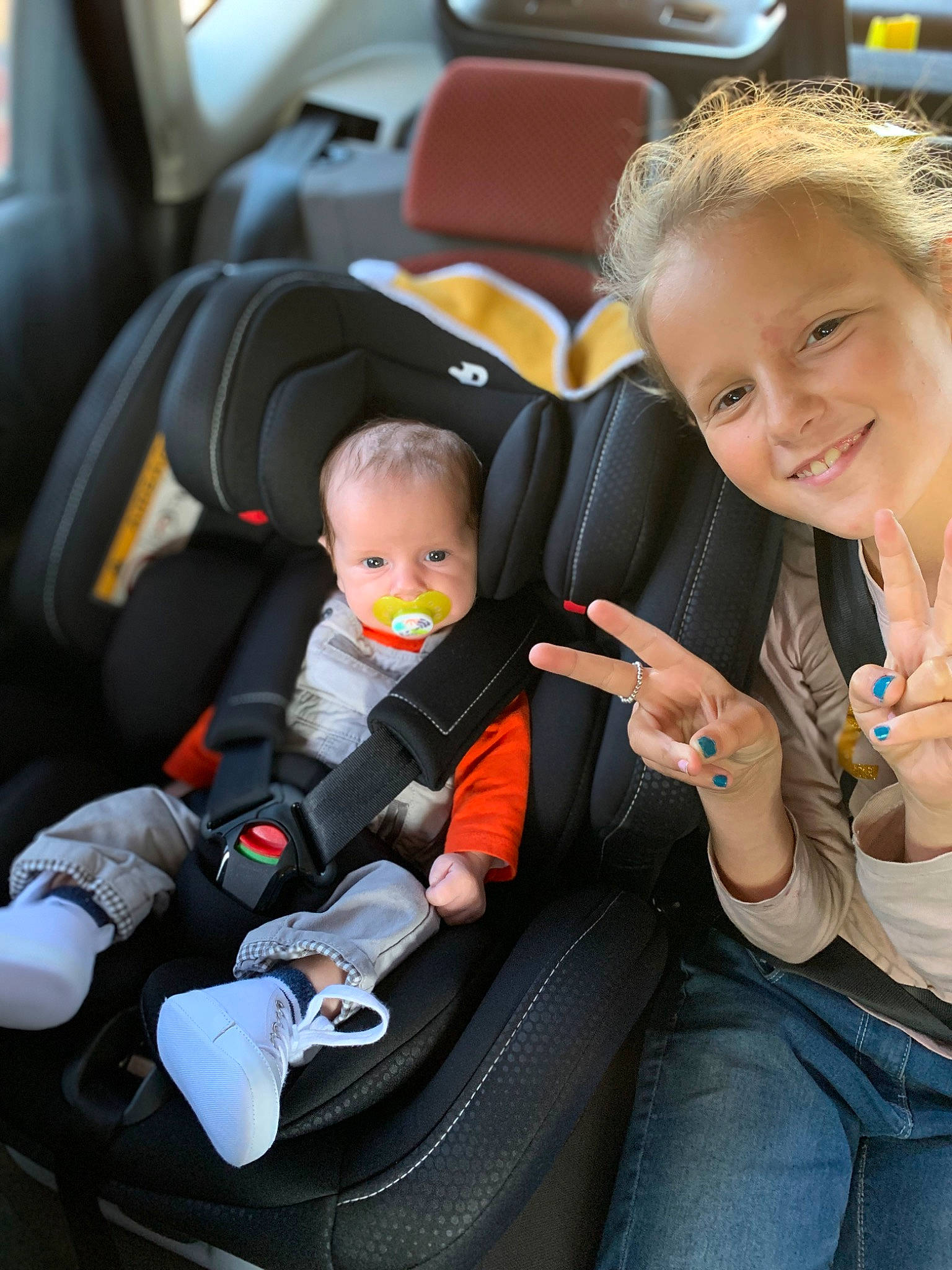 Meline a rejoint le concours — aidez-le/la à gagner de superbes lots ! arm, auto_part, automotive_design, car, car_seat, car_seat_cover, chair, child, clothing, comfort, family_car, head_restraint, joy, lap, motor_vehicle, person, product, seat_belt, smile, toddler