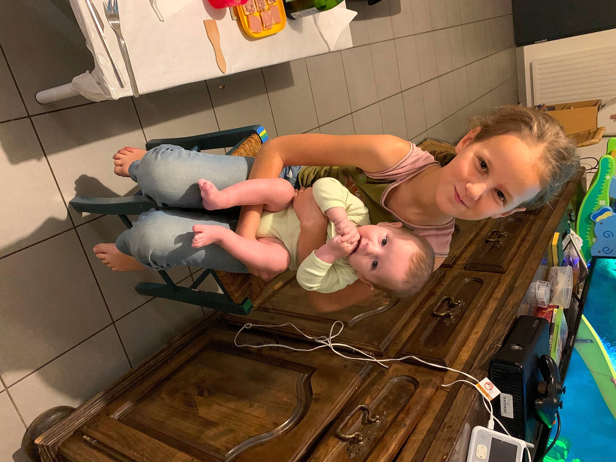 Meline a rejoint le concours — aidez-le/la à gagner de superbes lots ! baby, baby_products, child, comfort, floor, flooring, fun, hardwood, head, health_care, joy, leisure, person, play, room, sandal, service, sitting, smile, thigh