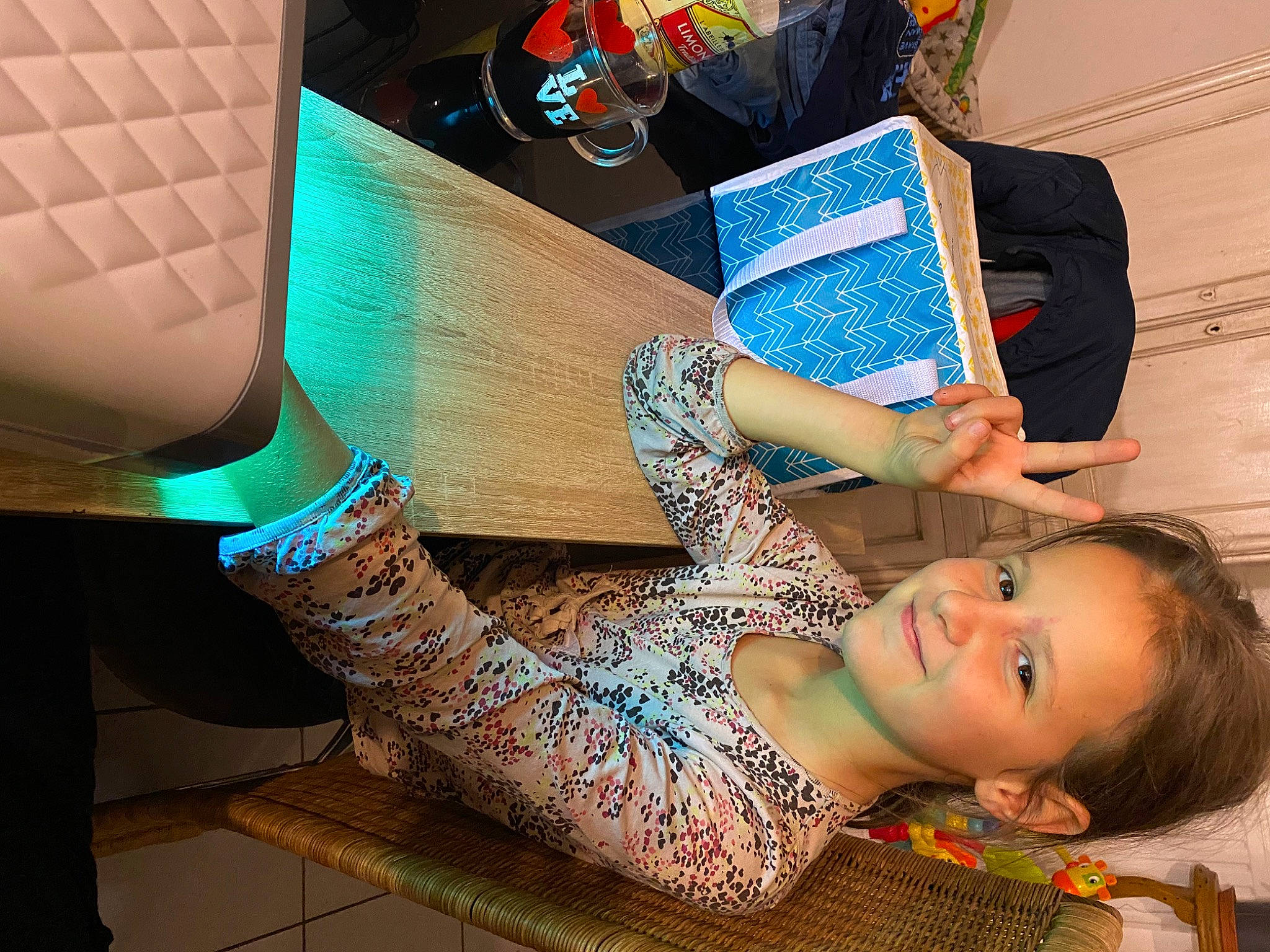 Meline participe au concours pour gagner de l'argent avec cette photo : beauty, comfort, elbow, fashion_accessory, fashion_design, finger, flooring, fun, happy, human_leg, joy, lap, leisure, nail, pattern, person, room, sitting, smile, thigh