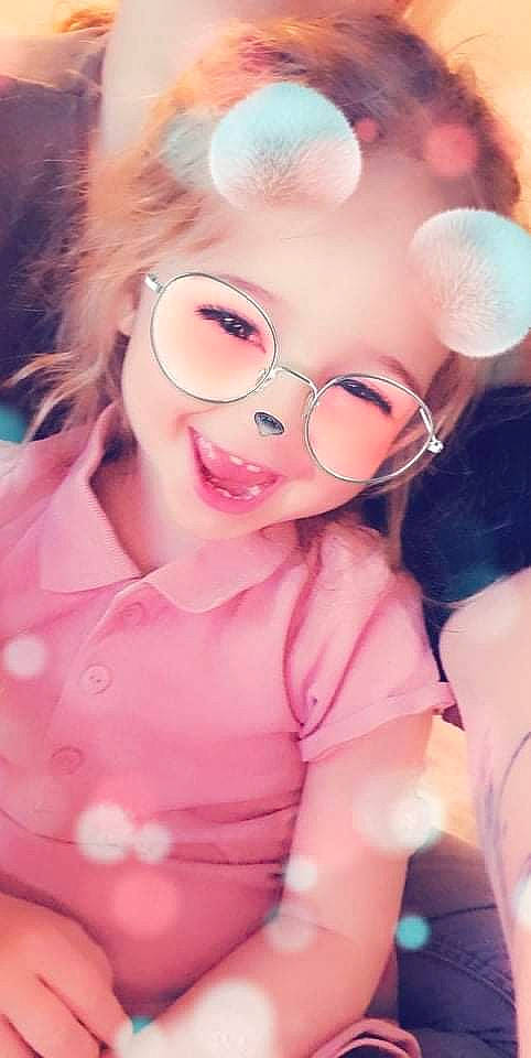 Manon participe au concours pour gagner de l'argent avec cette photo : brown_hair, cap, eyebrow, eyelash, eyewear, fashion_accessory, fun, gesture, glasses, happy, hat, joy, lip, magenta, peach, person, personal_protective_equipment, pink, selfie, smile