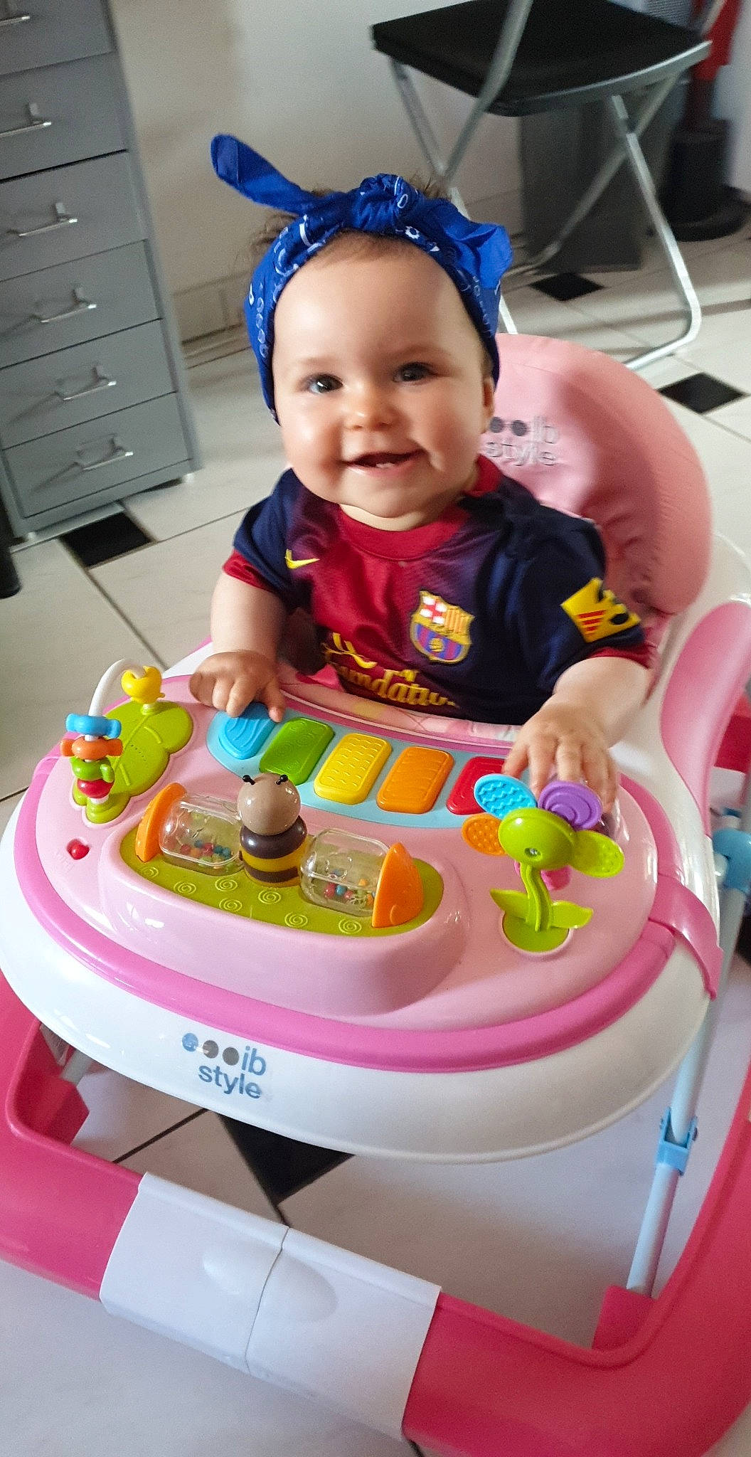 Syannah a rejoint le concours — aidez-le/la à gagner de superbes lots ! baby, baby_toddler_clothing, cabinetry, cake_decorating, chair, child, drawer, event, fun, happy, joy, leisure, person, pink, product, sharing, smile, sweetness, table, toddler